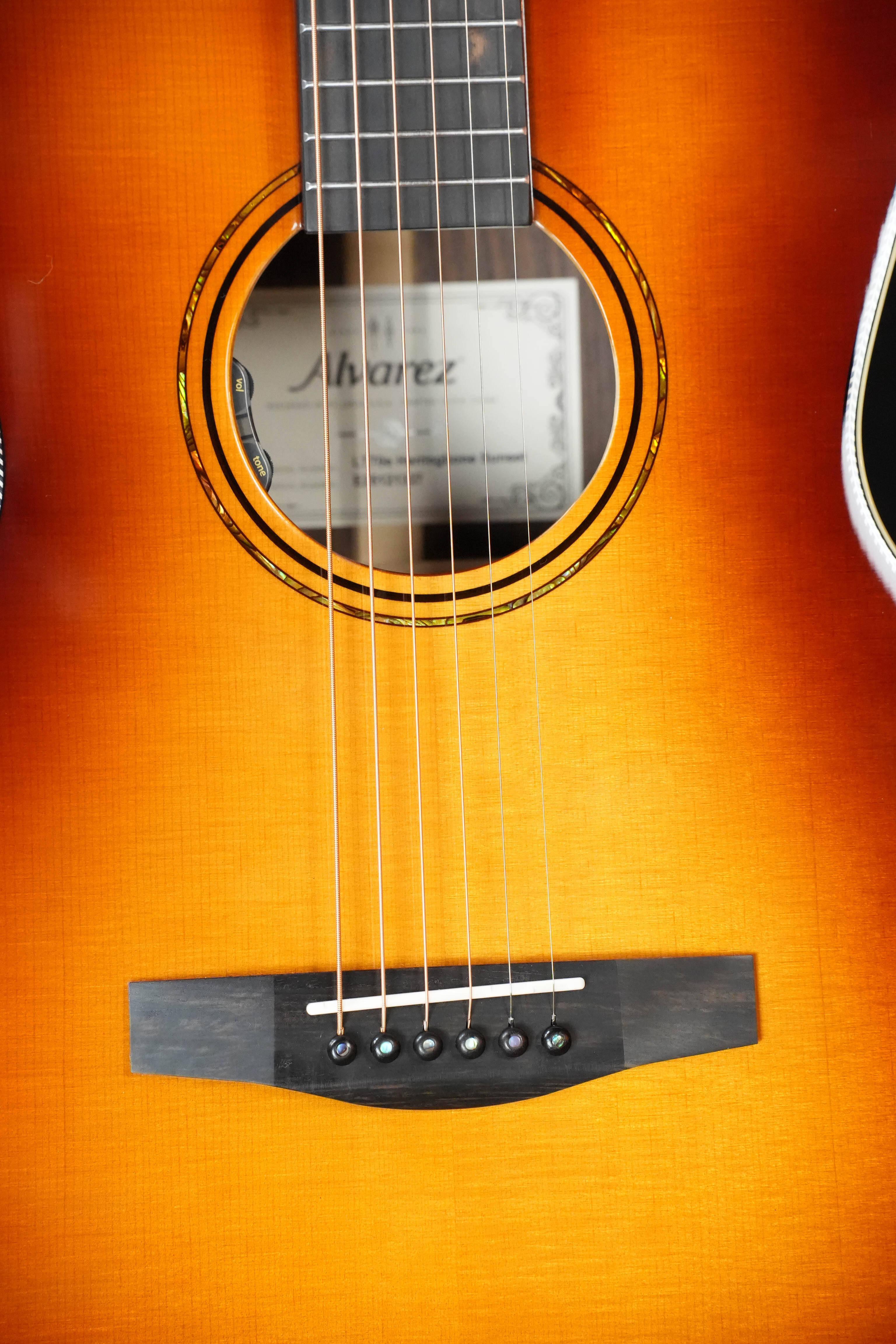 Alvarez Laureate Series LT70e Sitka/Rosewood Herringbone Sunset OOO Guitar w/LR Baggs Electronics #1327