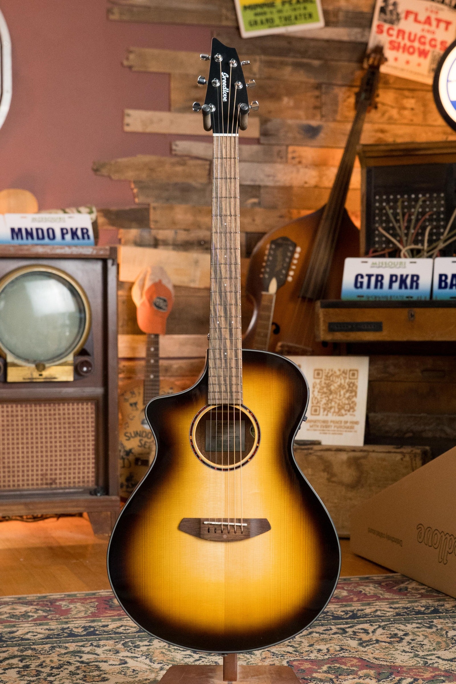 Breedlove Discovery Series Spruce/Mahogany Edgeburst Left-Handed Cutaway Concert Guitar w/Electronics #3846