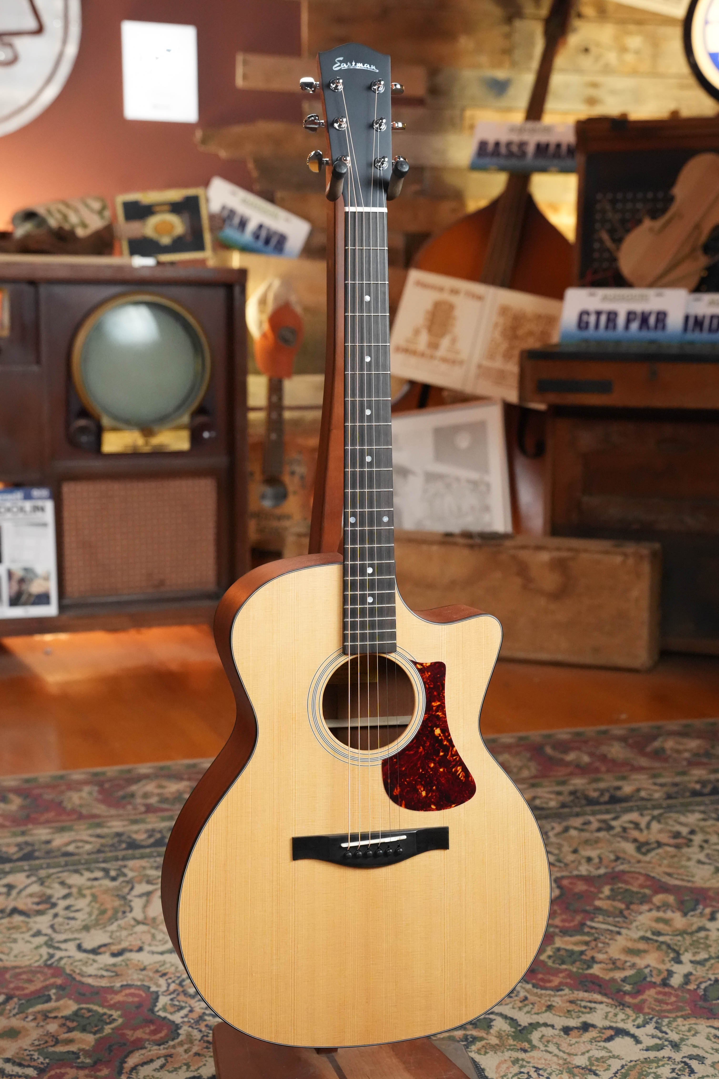 Eastman AC122-1CE Sitka/Sapele Natural Finish Grand Auditorium Cutaway Guitar w/Fishman Pickup #8979