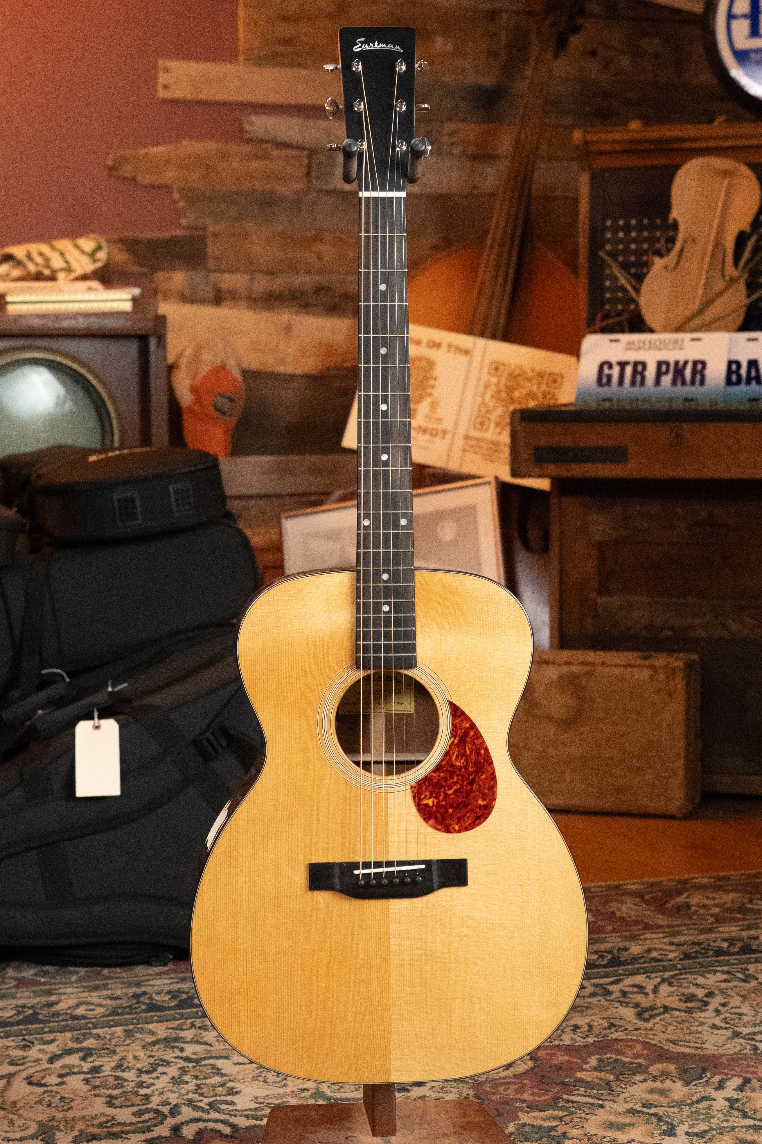 Eastman E1OM-DLX All Solid Sitka/Sapele Guitar w/Fishman Pickup #5651