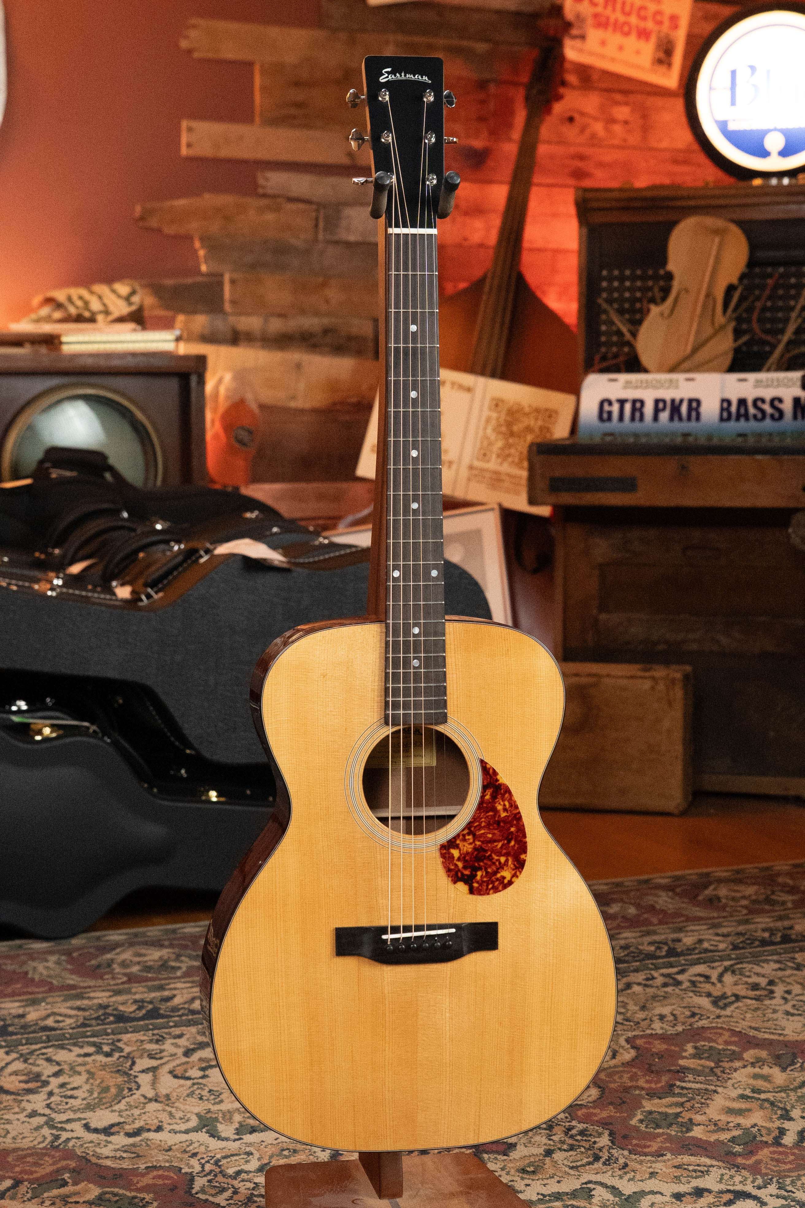 Eastman E1OM-DLX All Solid Sitka/Sapele OM Guitar w/Fishman Pickup #5652