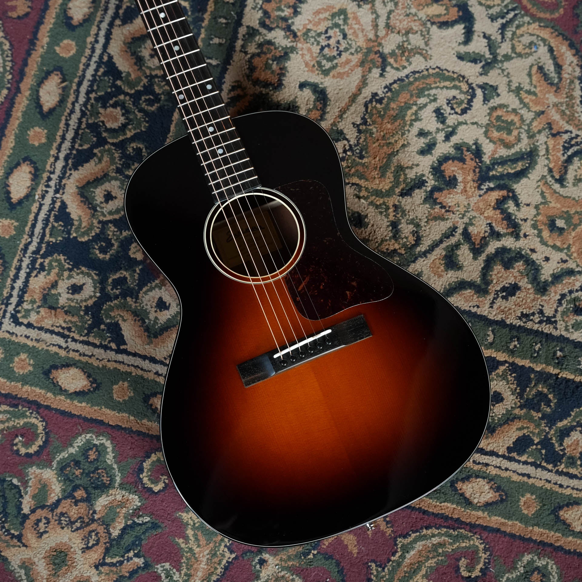 Eastman E1OOSS-DLX-SB Sitka/Sapele Sunburst Slope Shoulder Guitar w/Fi