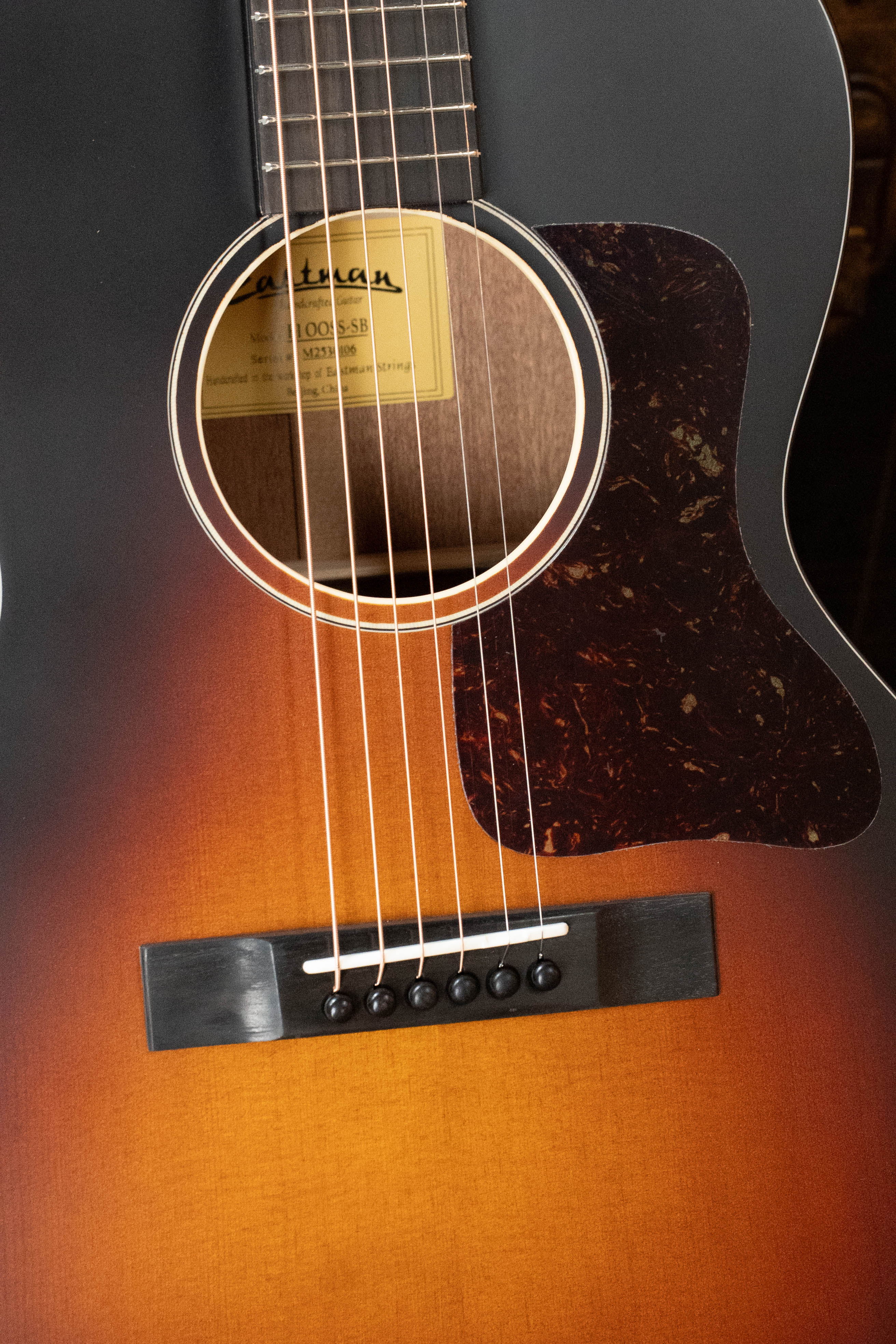 Eastman E1OOSS-SB Sitka/Sapele Sunburst OO Slope Shoulder Acoustic Guitar #0106