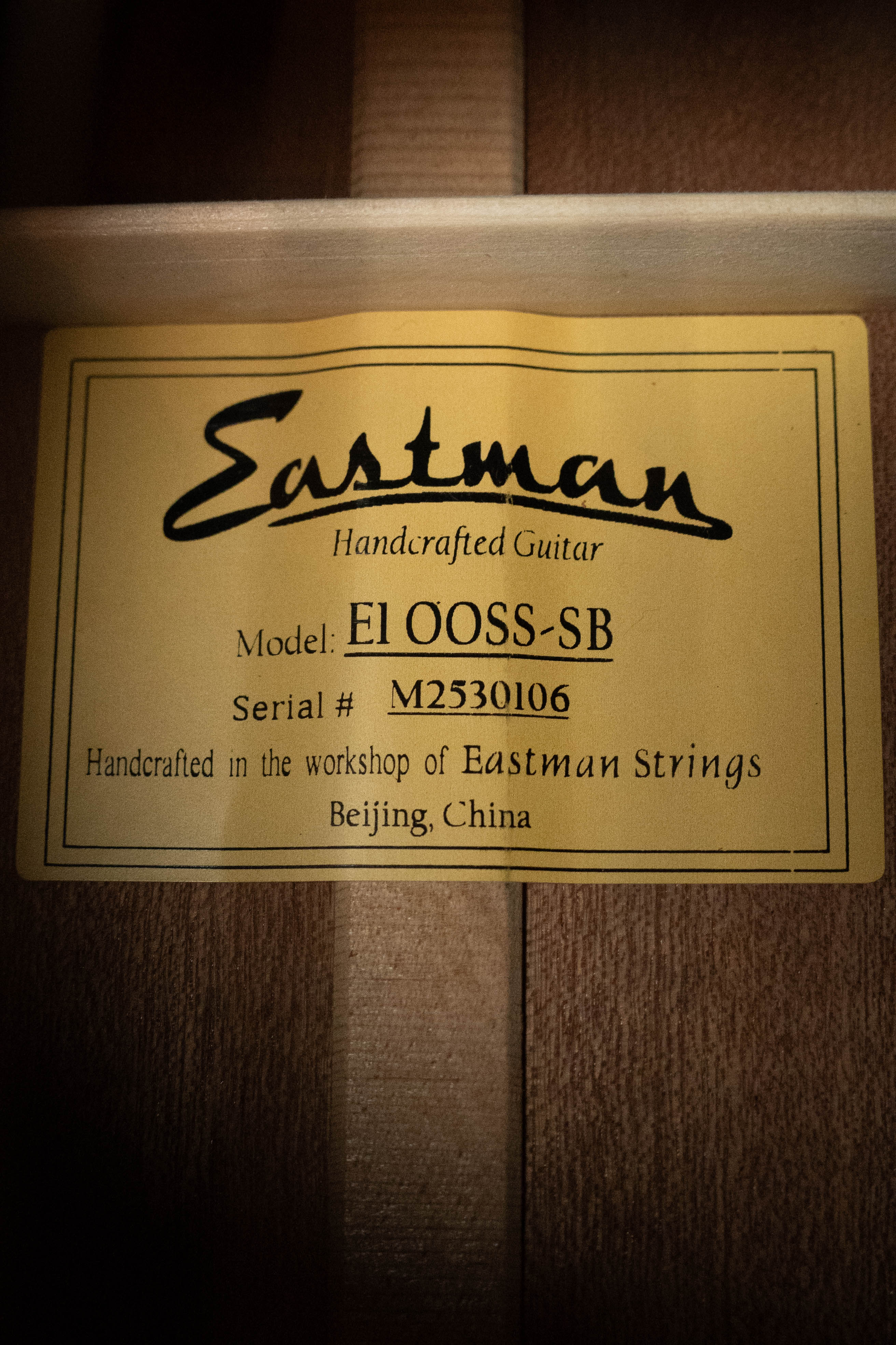 Eastman E1OOSS-SB Sitka/Sapele Sunburst OO Slope Shoulder Acoustic Guitar #0106