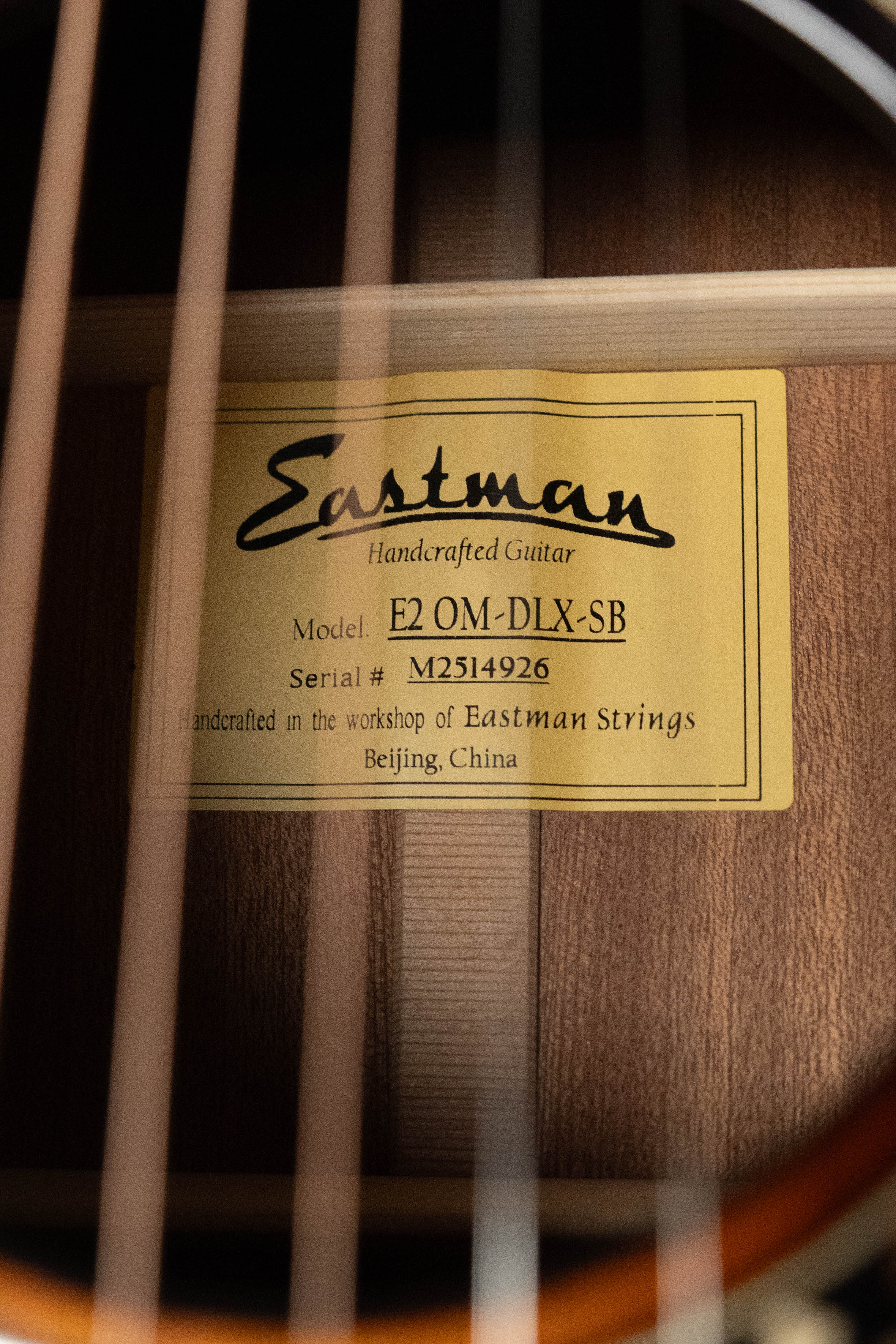 Eastman E2OM-DLX-SB Cedar/Sapele Sunburst Guitar w/Fishman Pickup #4926