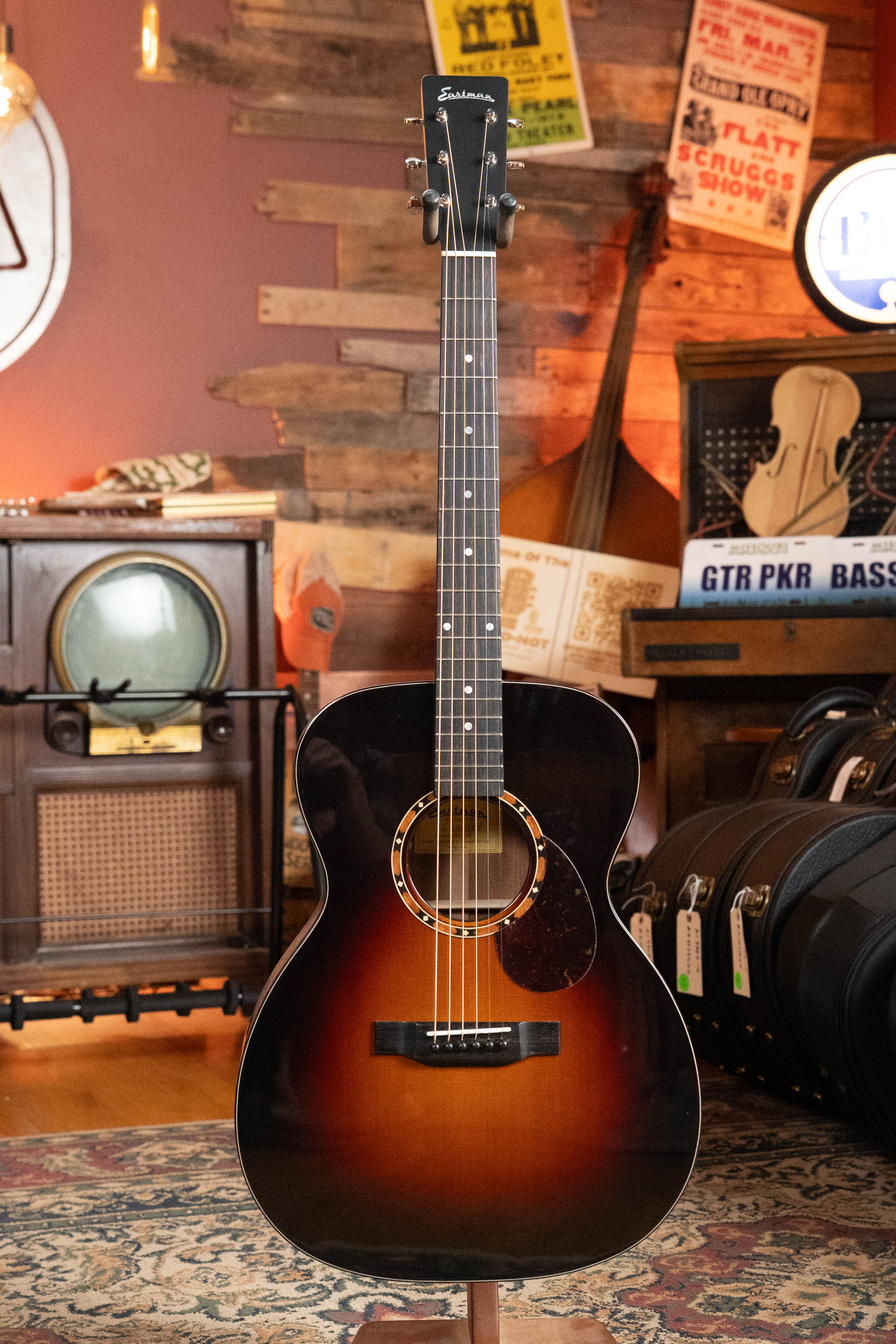 Eastman E2OM-DLX-SB Cedar/Sapele Sunburst Guitar w/Fishman Pickup #4926