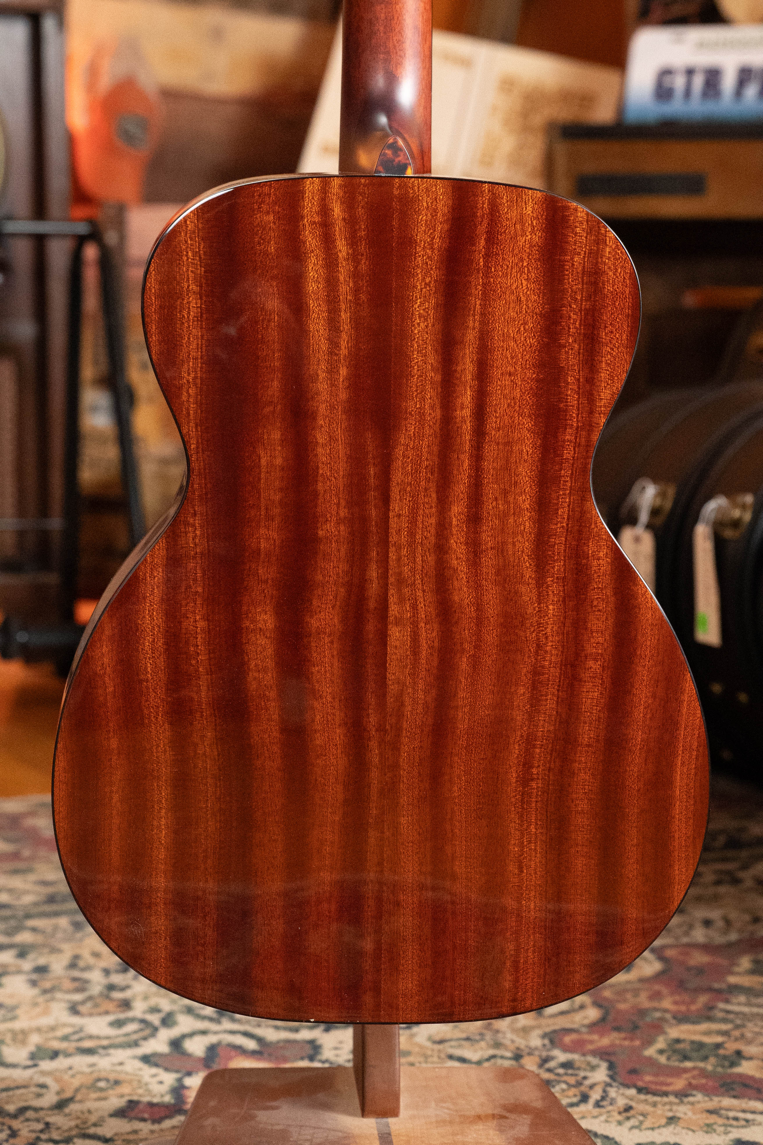 Eastman E2OM-DLX-SB Cedar/Sapele Sunburst Guitar w/Fishman Pickup #4926