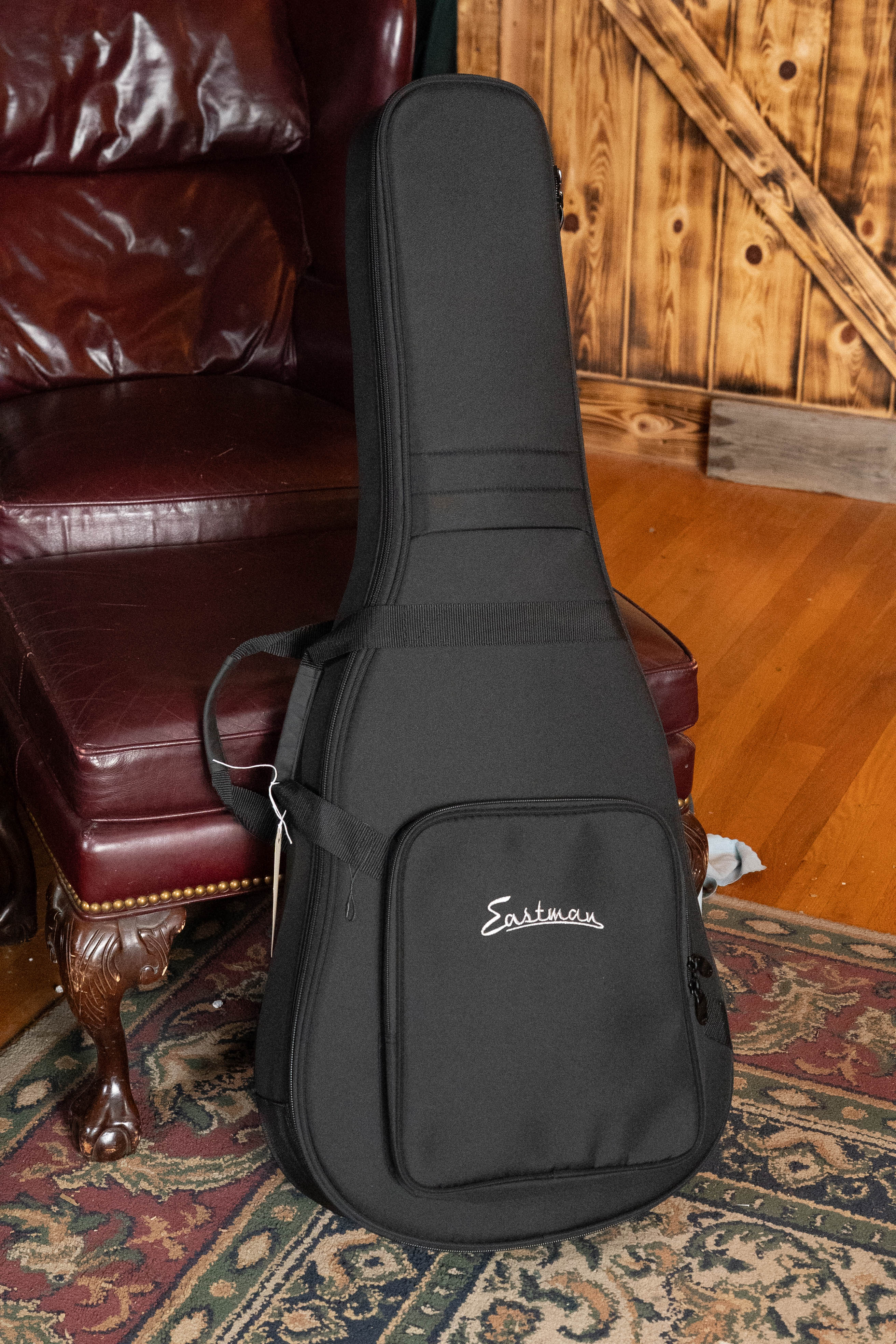 Eastman E2OM-DLX-SB Cedar/Sapele Sunburst Guitar w/Fishman Pickup #4927