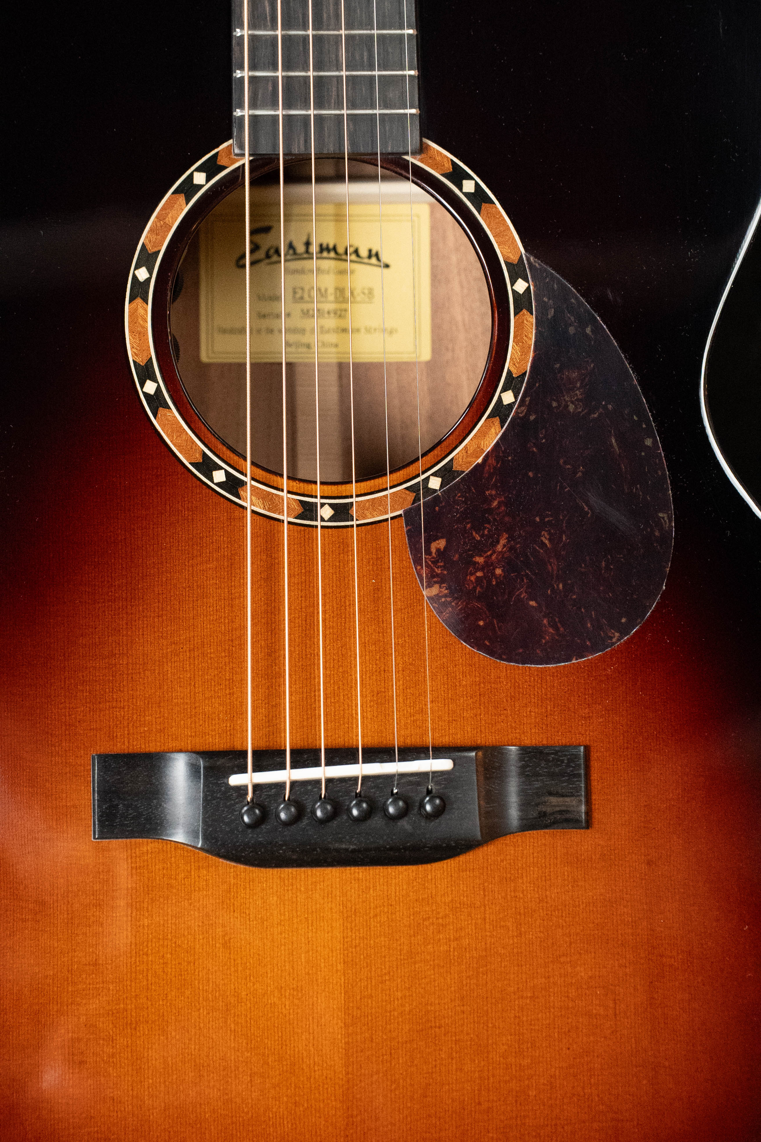 Eastman E2OM-DLX-SB Cedar/Sapele Sunburst Guitar w/Fishman Pickup #4927