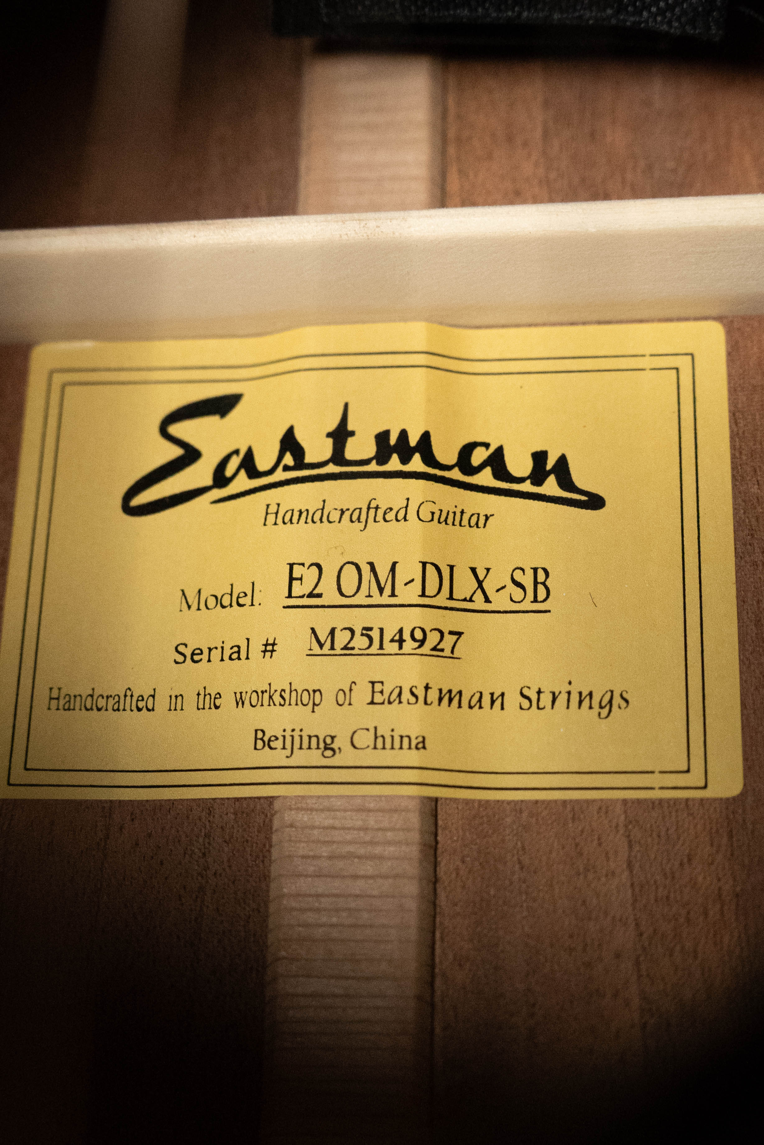 Eastman E2OM-DLX-SB Cedar/Sapele Sunburst Guitar w/Fishman Pickup #4927