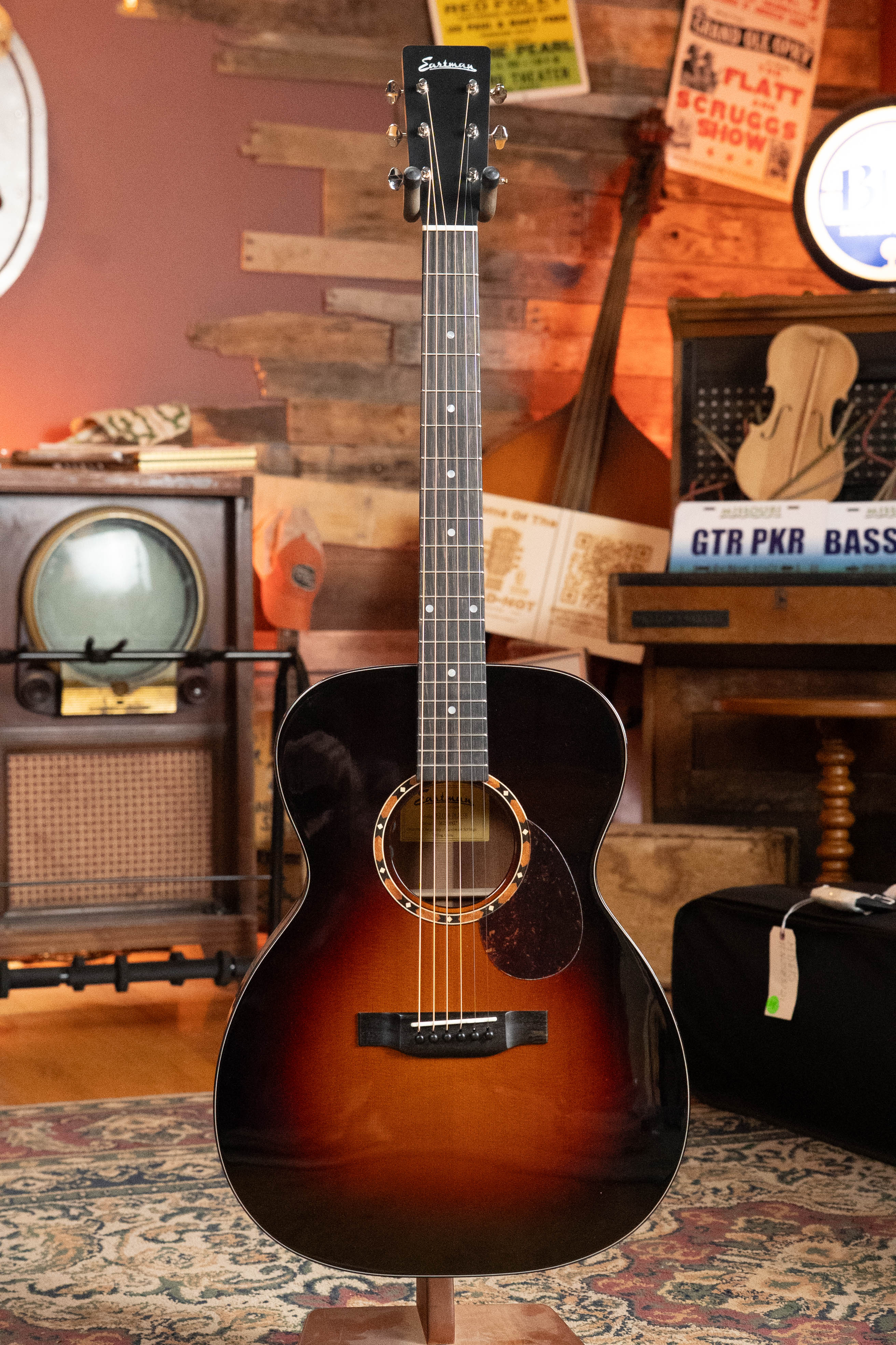 Eastman E2OM-DLX-SB Cedar/Sapele Sunburst Guitar w/Fishman Pickup #4927