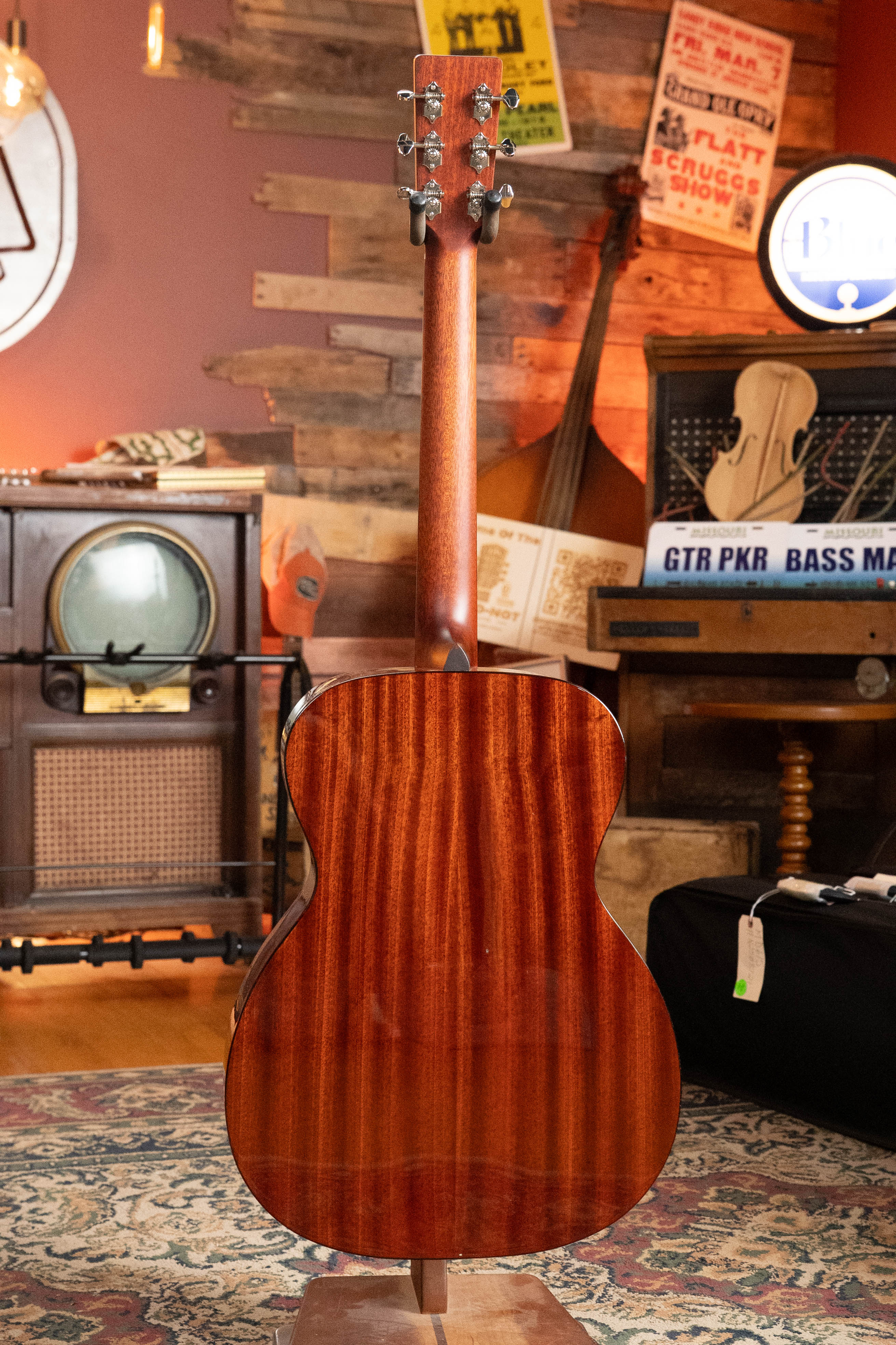 Eastman E2OM-DLX-SB Cedar/Sapele Sunburst Guitar w/Fishman Pickup #4927