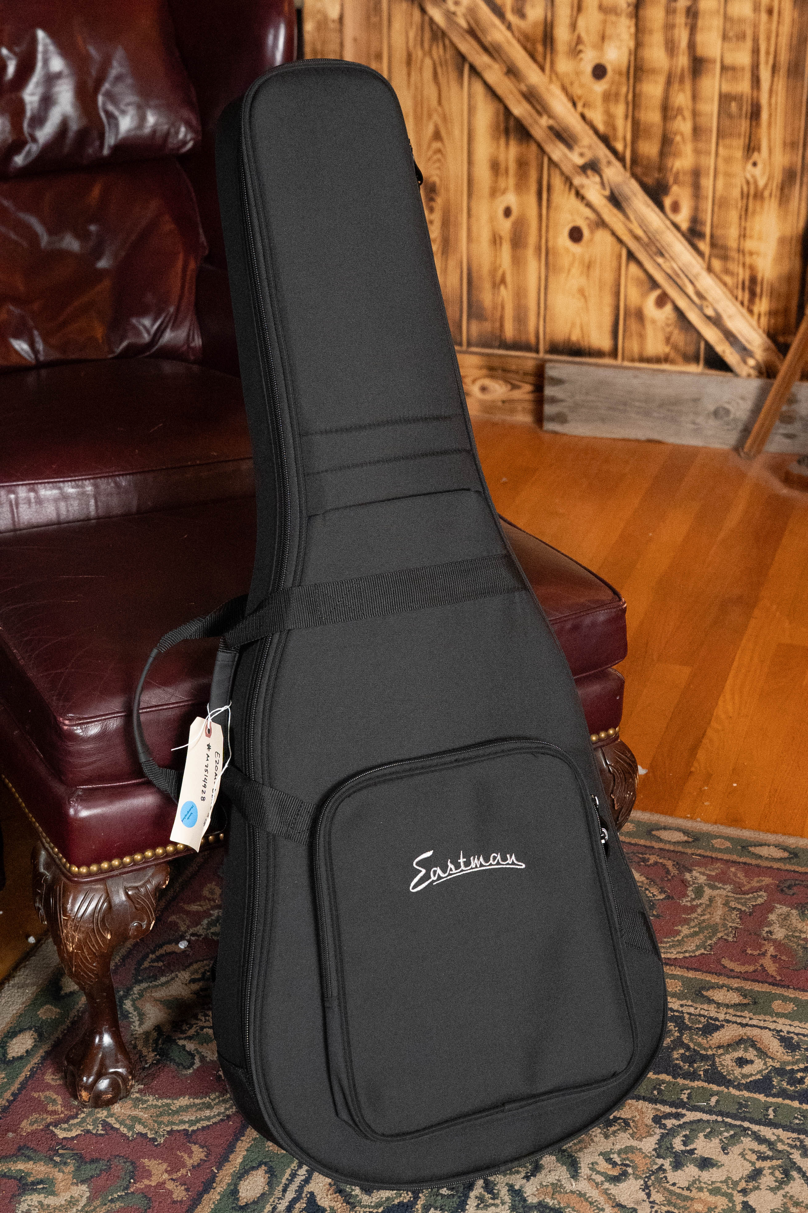 Eastman E2OM-DLX-SB Cedar/Sapele Sunburst Guitar w/Fishman Pickup #4928