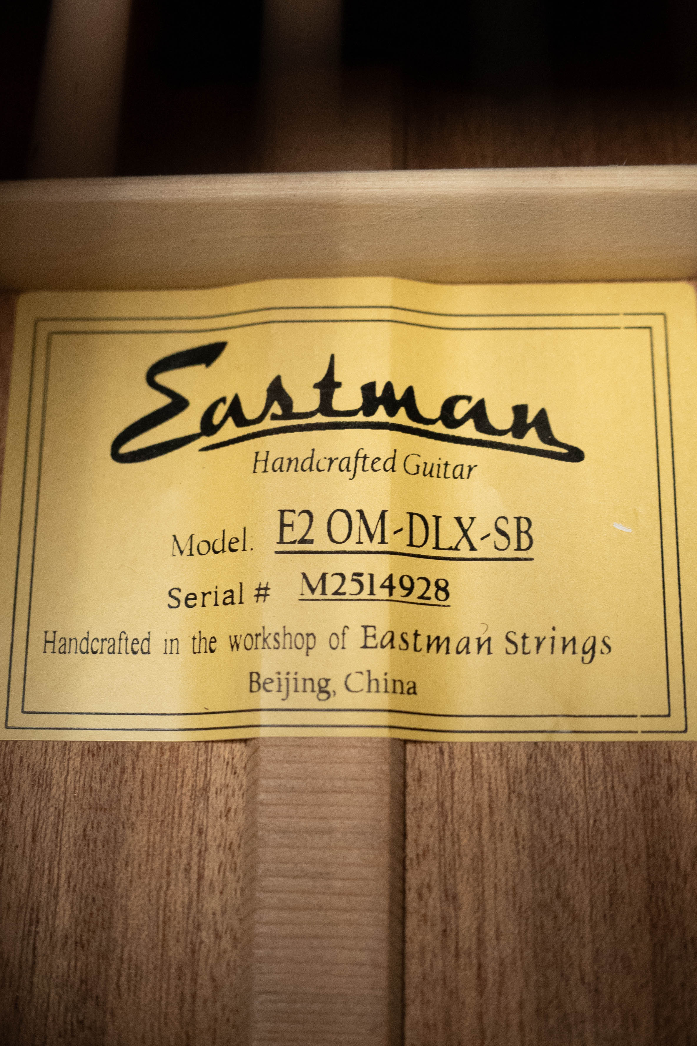 Eastman E2OM-DLX-SB Cedar/Sapele Sunburst Guitar w/Fishman Pickup #4928