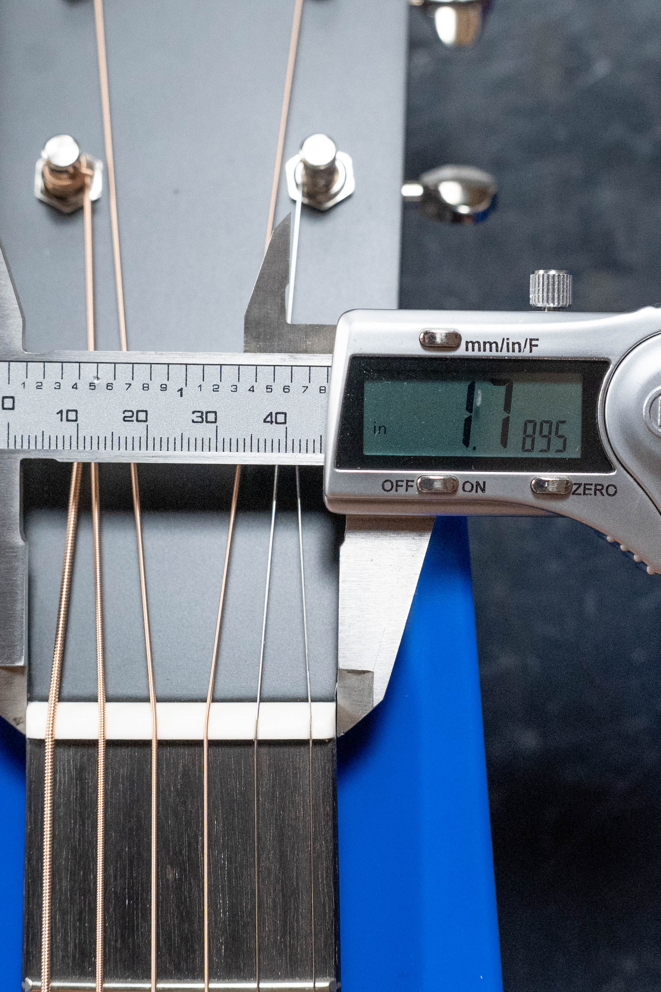 Eastman E2OM-DLX-SB Cedar/Sapele Sunburst Guitar w/Fishman Pickup #4929