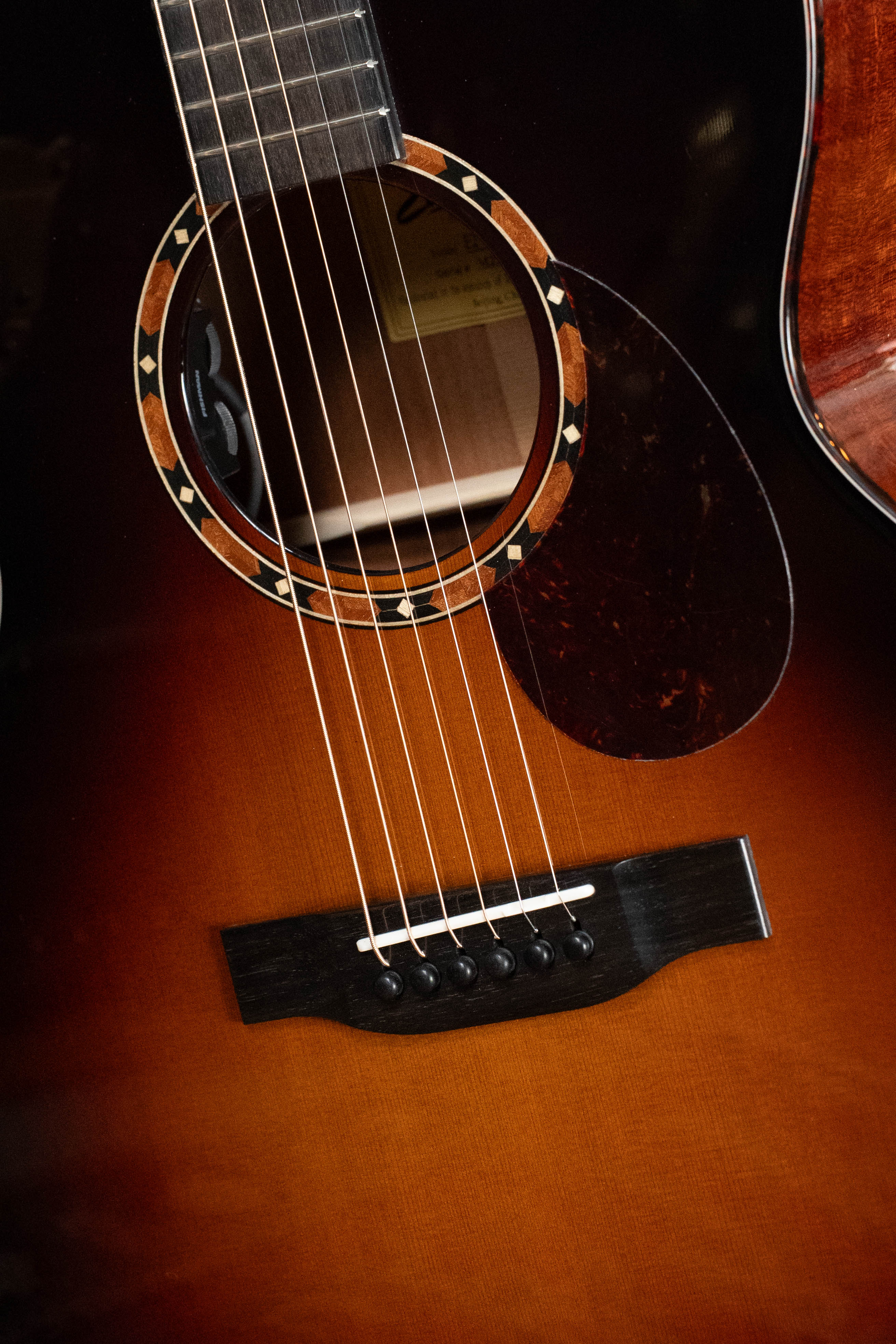 Eastman E2OM-DLX-SB Cedar/Sapele Sunburst Guitar w/Fishman Pickup #4929