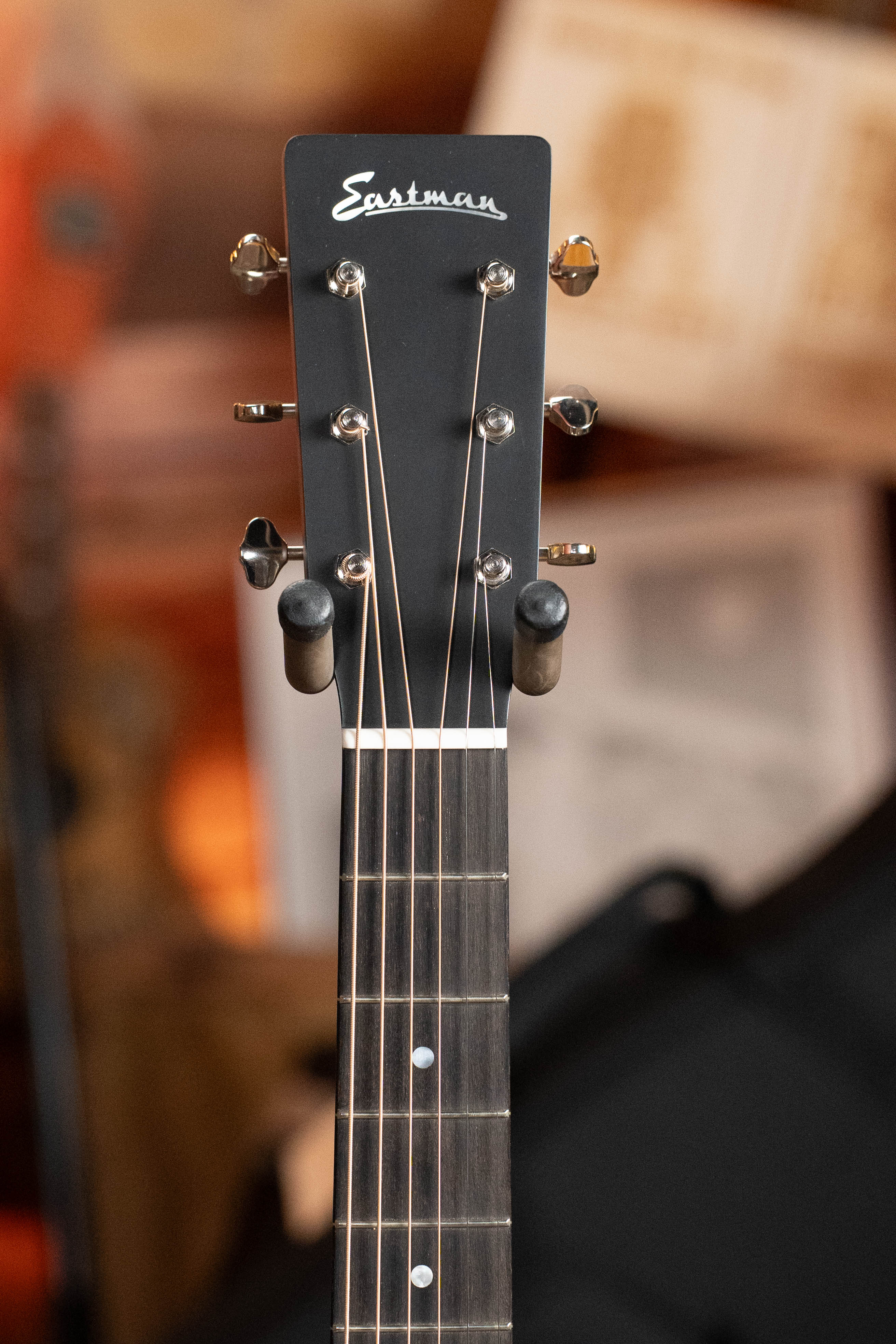 Eastman E2OM-DLX-SB Cedar/Sapele Sunburst Guitar w/Fishman Pickup #4929