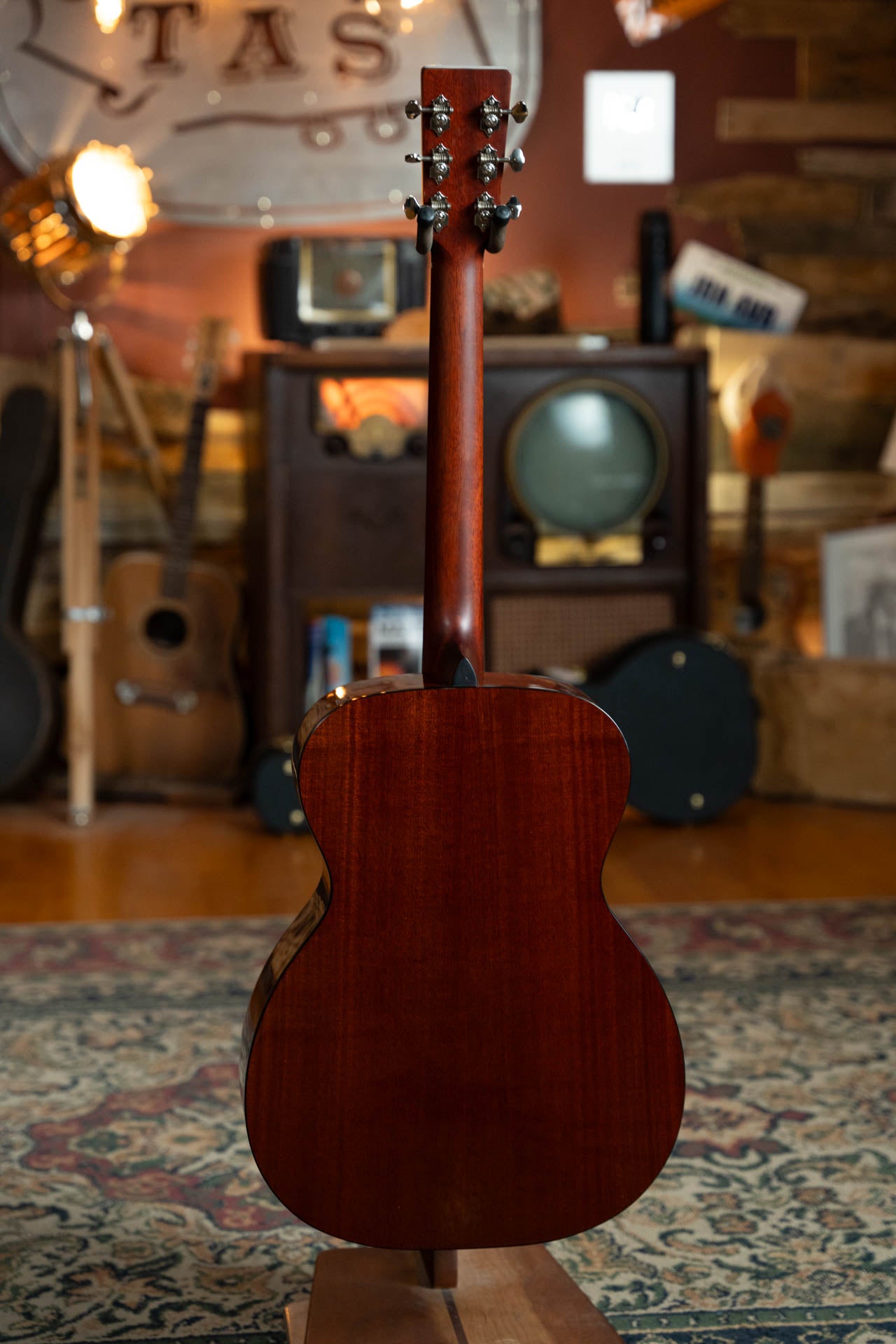 Eastman E2OM-DLX-SB Cedar/Sapele Sunburst Orchestra Model Guitar w/Fishman Pickup #4173