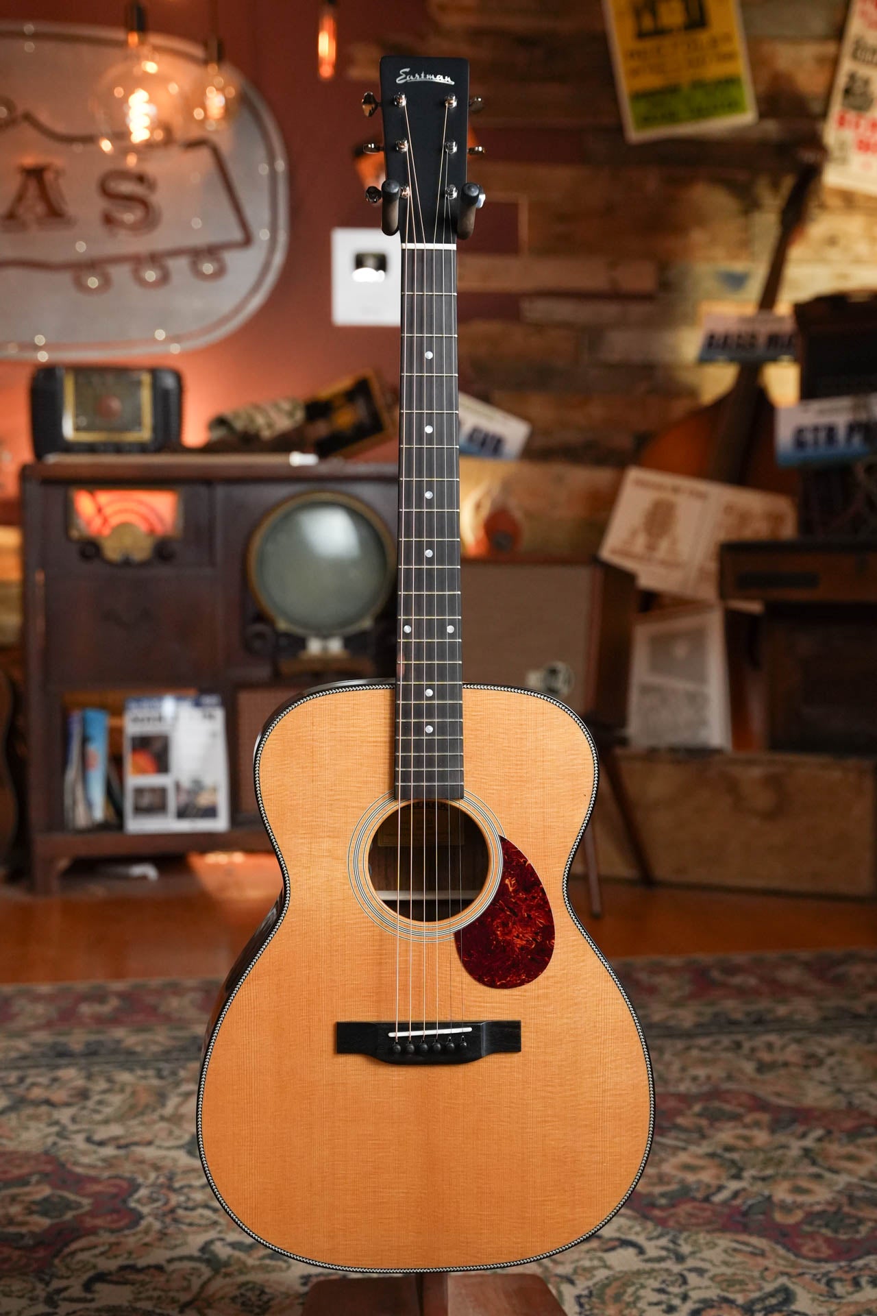 Eastman E3OM-DLX Gloss Orchestra Model Guitar w/Fishman Pickup #4580