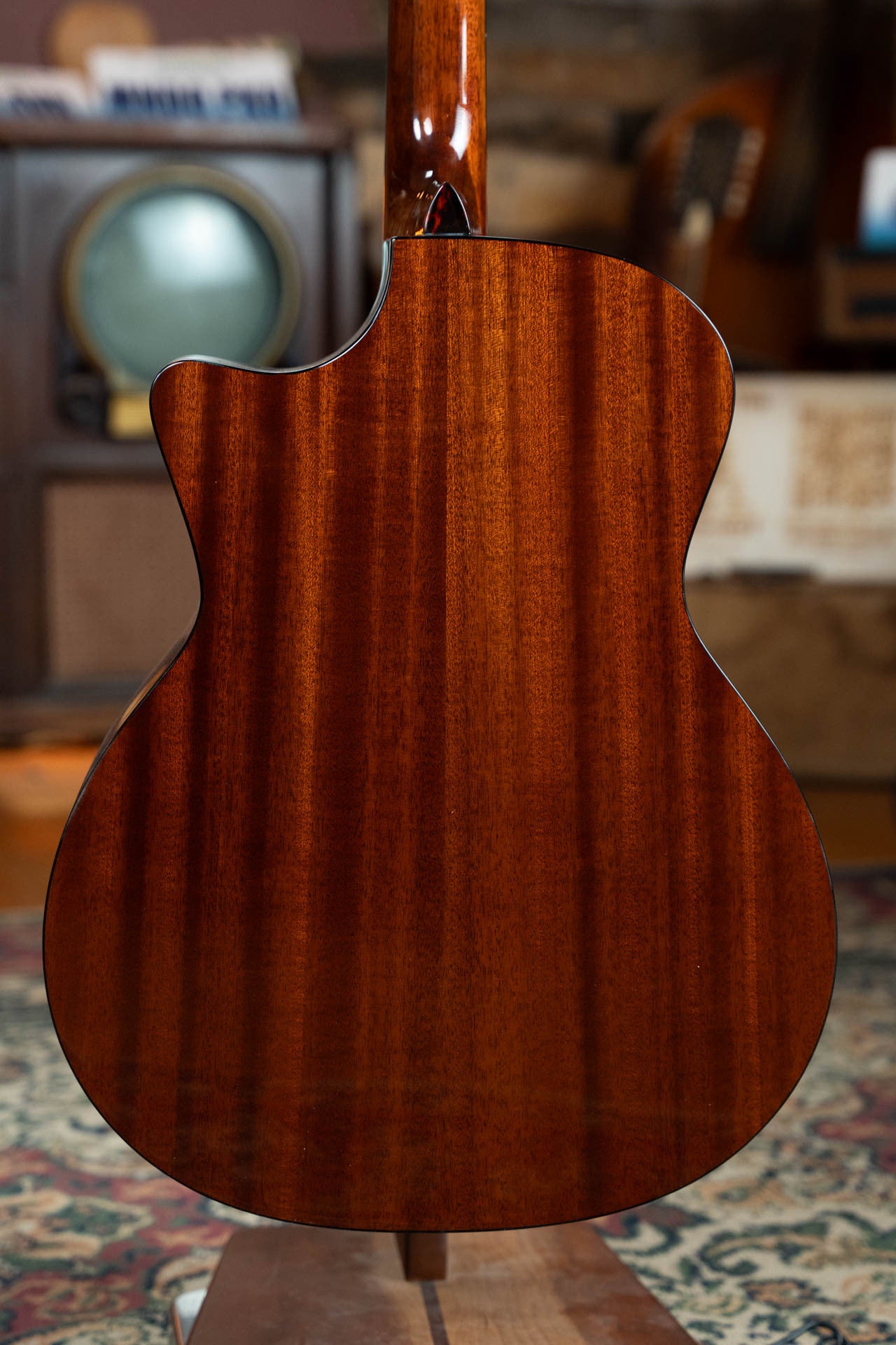 Eastman AC122-2CE-DLX-SB Cedar/Sapele Sunburst Cutaway Grand Auditorium Guitar w/Fishman Pickup #7537