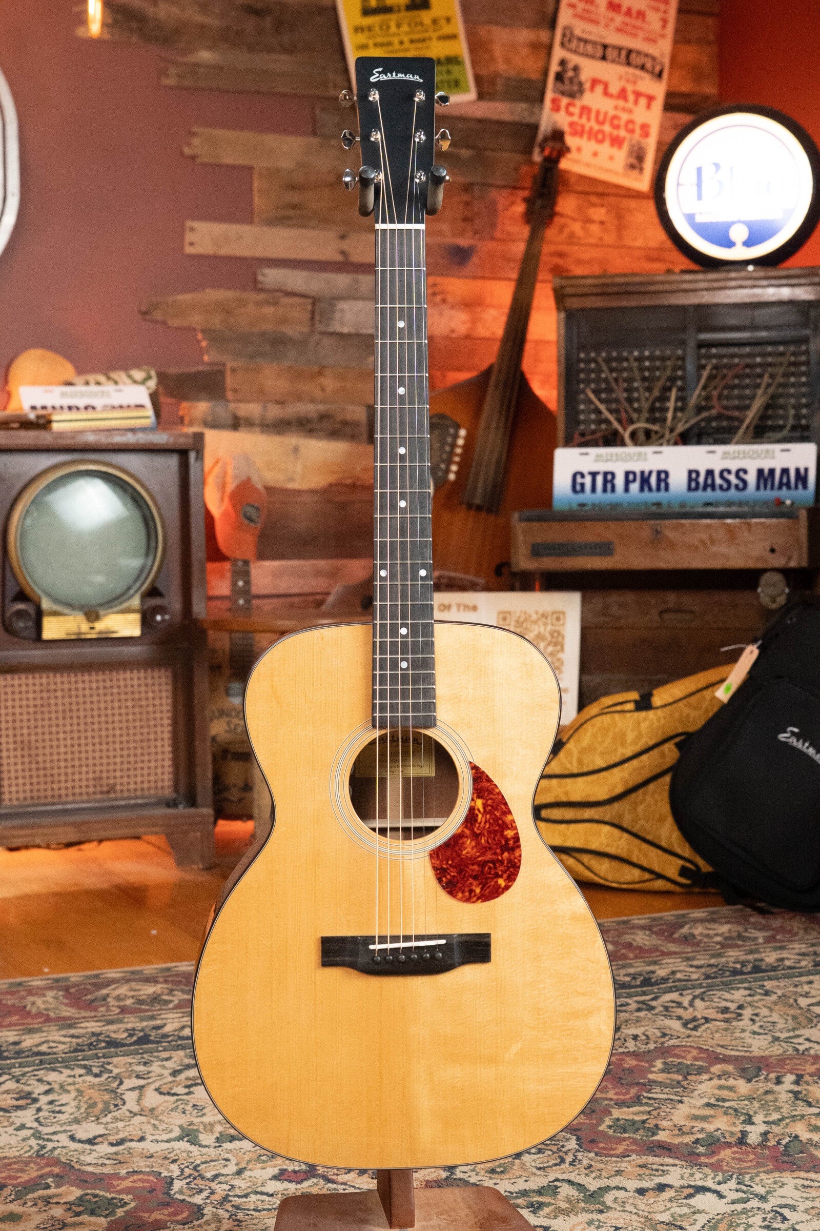 Eastman E1OM-DLX All Solid Sitka/Sapele Guitar w/Fishman Pickup #2901