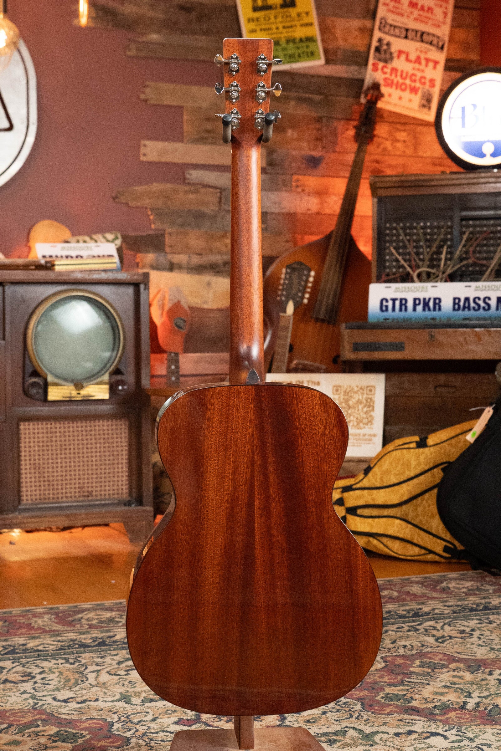 Eastman E1OM-DLX All Solid Sitka/Sapele Guitar w/Fishman Pickup #2901