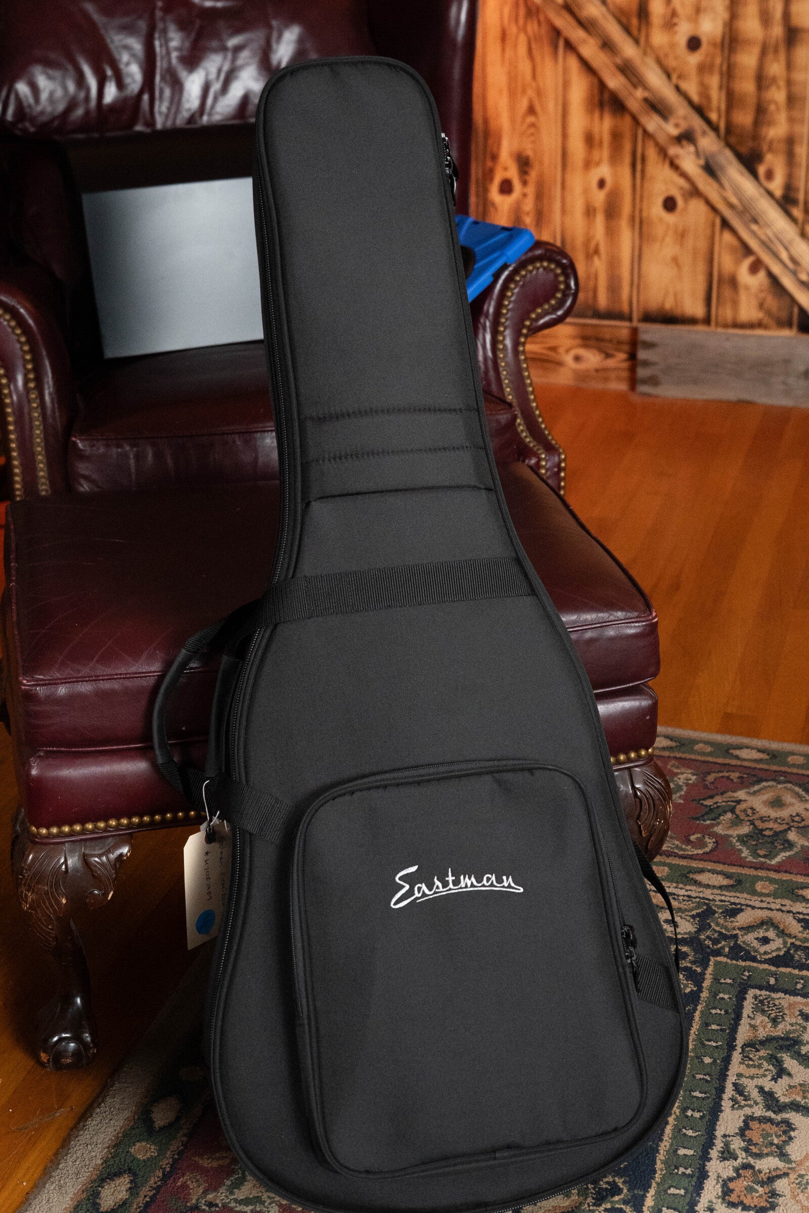 Eastman E1OM-DLX All Solid Sitka/Sapele Guitar w/Fishman Pickup #2909