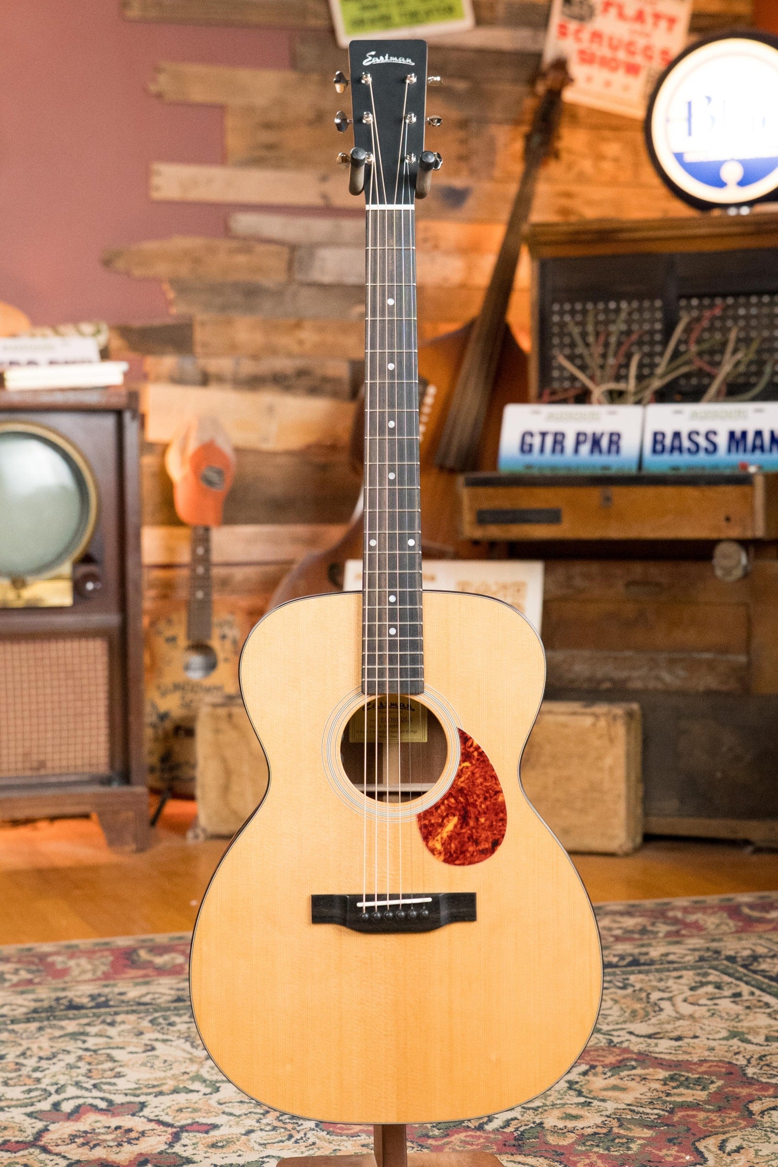 Eastman E1OM-DLX All Solid Sitka/Sapele Guitar w/Fishman Pickup #4853