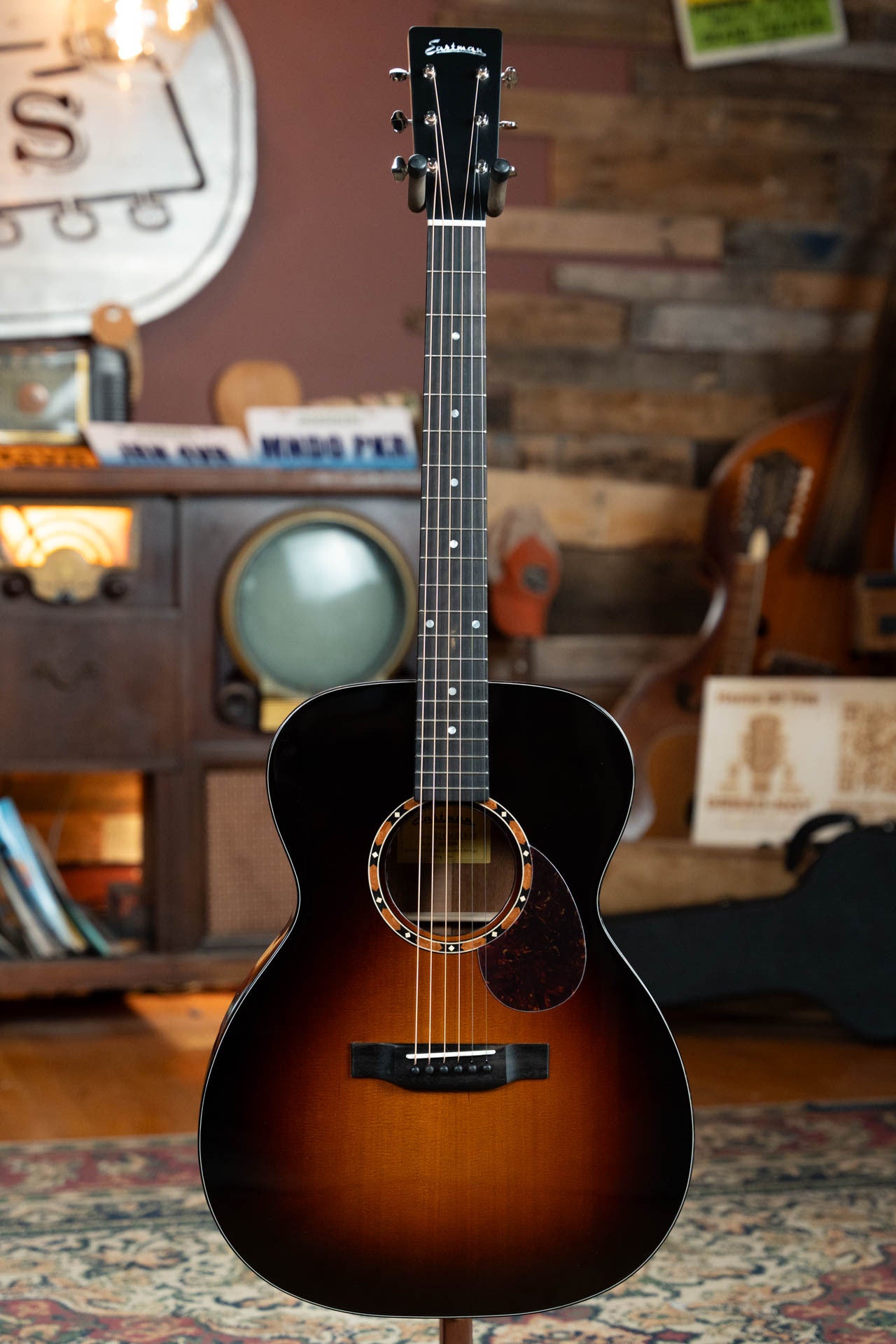 Eastman E2OM-DLX-SB Cedar/Sapele Sunburst Guitar w/Fishman Pickup #2996