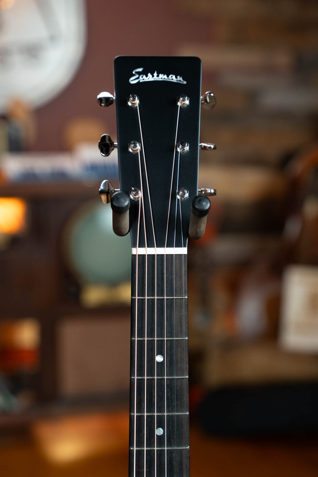 Eastman E2OM-DLX-SB Cedar/Sapele Sunburst Guitar w/Fishman Pickup #2996