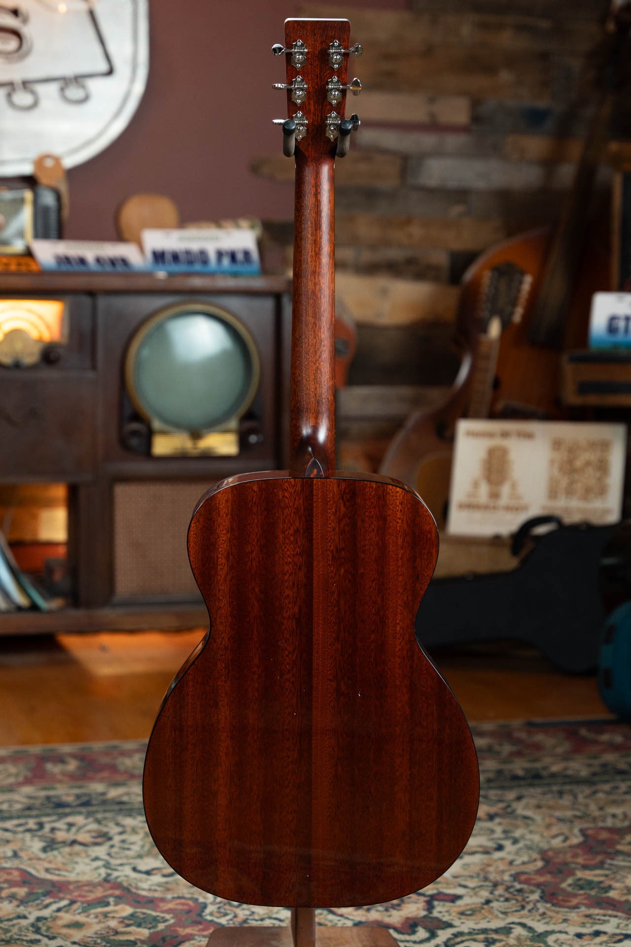 Eastman E2OM-DLX-SB Cedar/Sapele Sunburst Guitar w/Fishman Pickup #2996