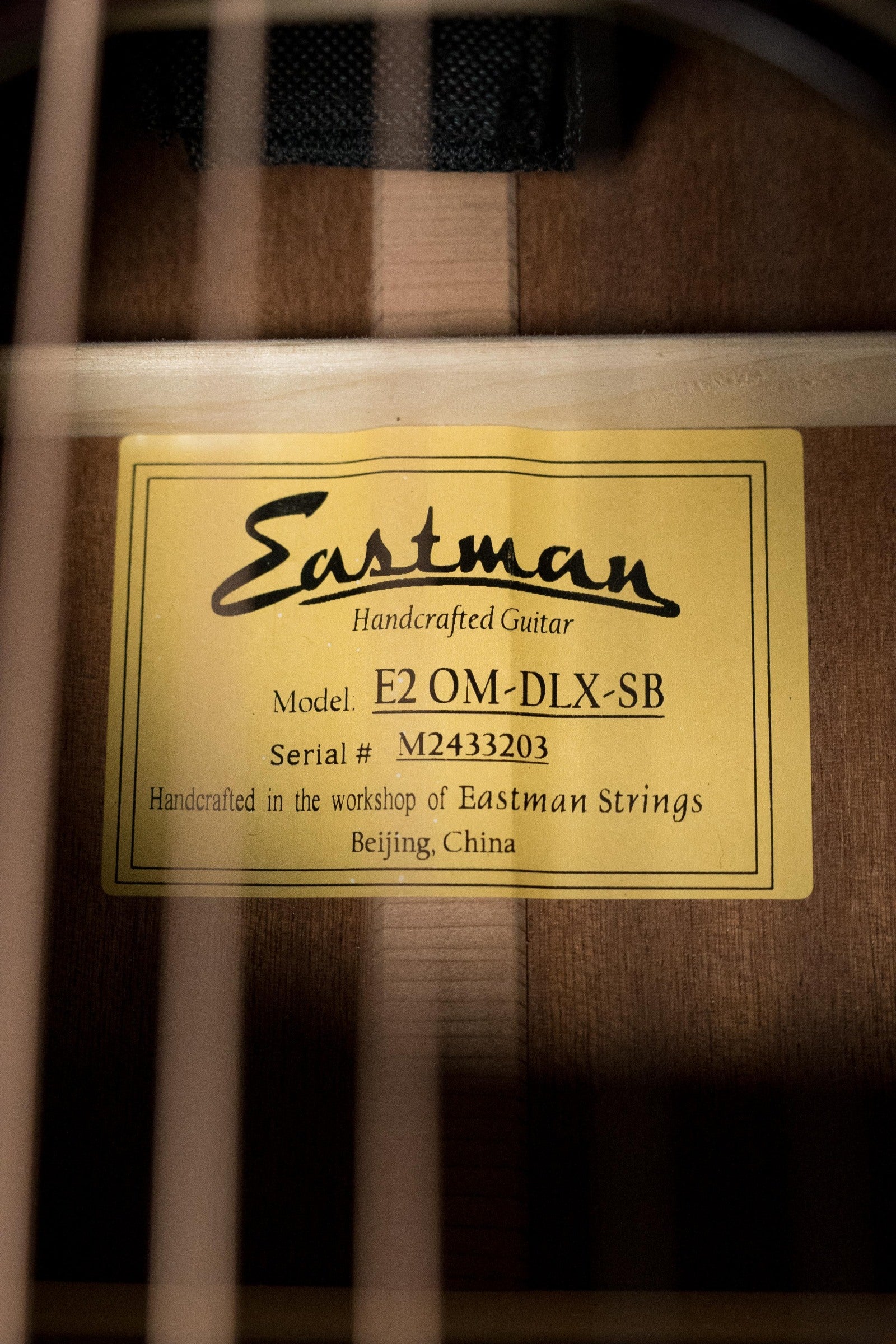 Eastman E2OM-DLX-SB Cedar/Sapele Sunburst Guitar w/Fishman Pickup #3203