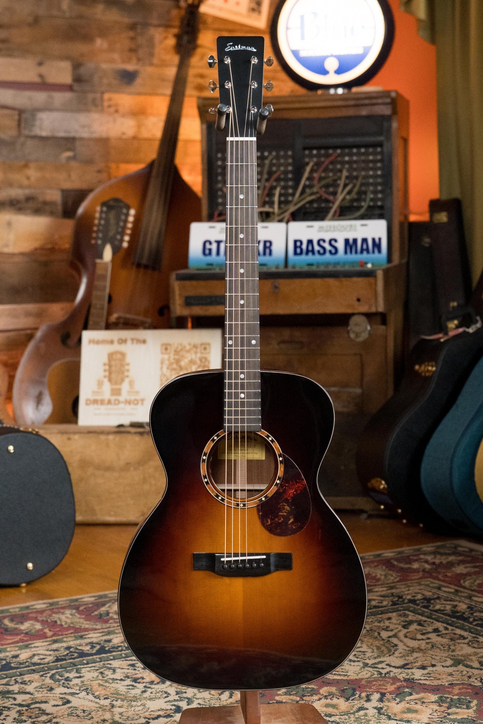 Eastman E2OM-DLX-SB Cedar/Sapele Sunburst Guitar w/Fishman Pickup #3203