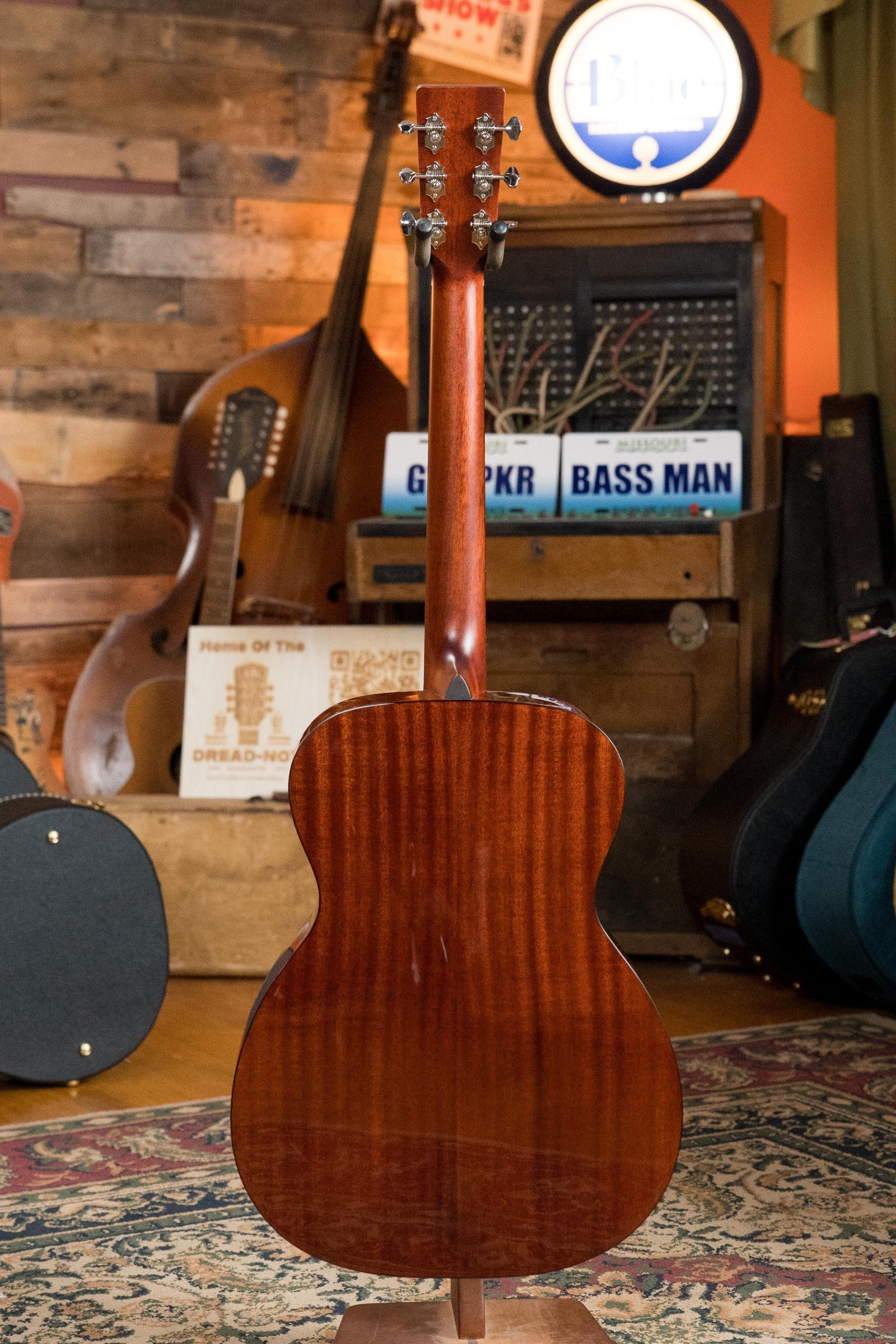 Eastman E2OM-DLX-SB Cedar/Sapele Sunburst Guitar w/Fishman Pickup #3203
