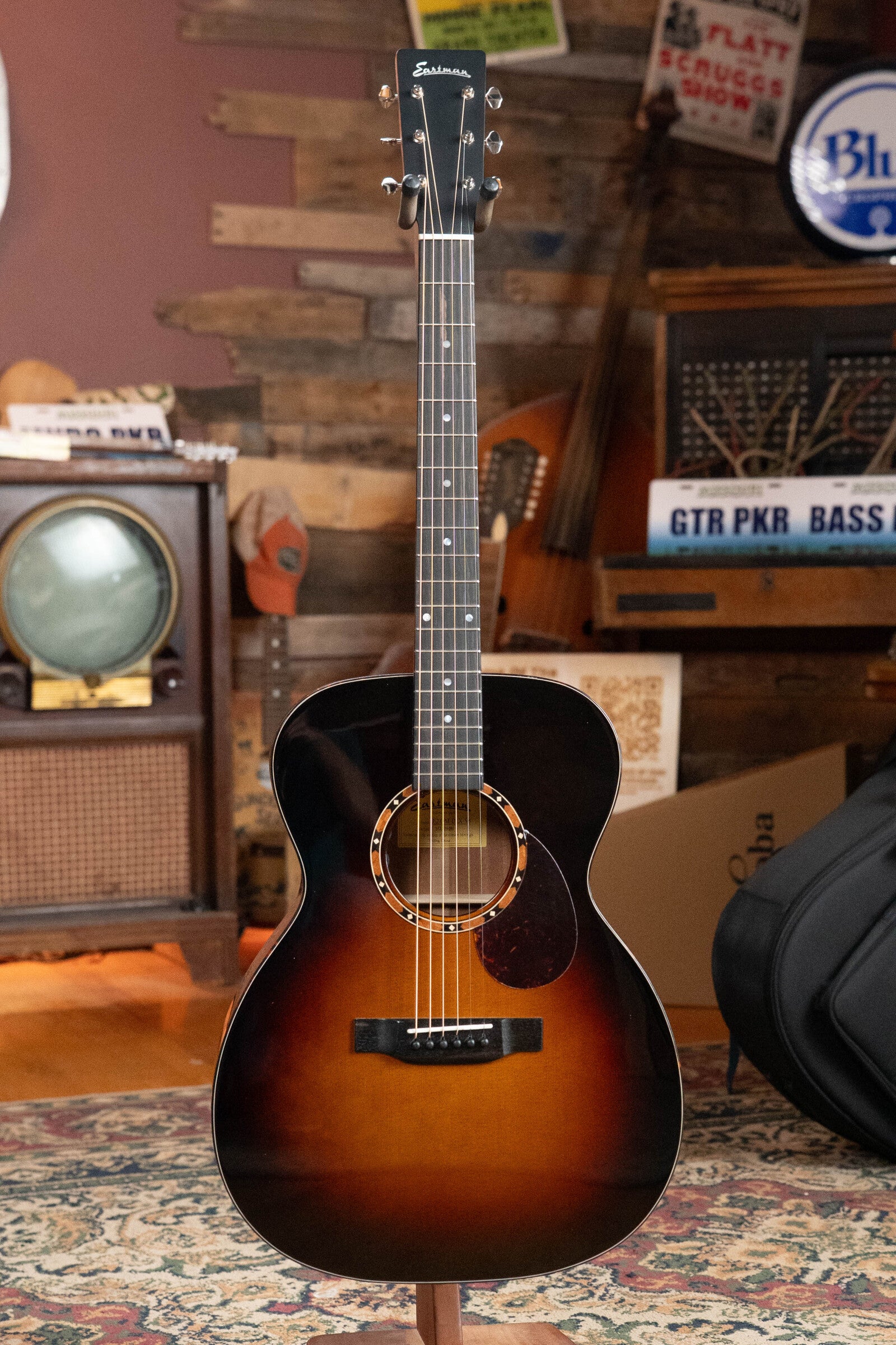 Eastman E2OM-DLX-SB Cedar/Sapele Sunburst Guitar w/Fishman Pickup #9681