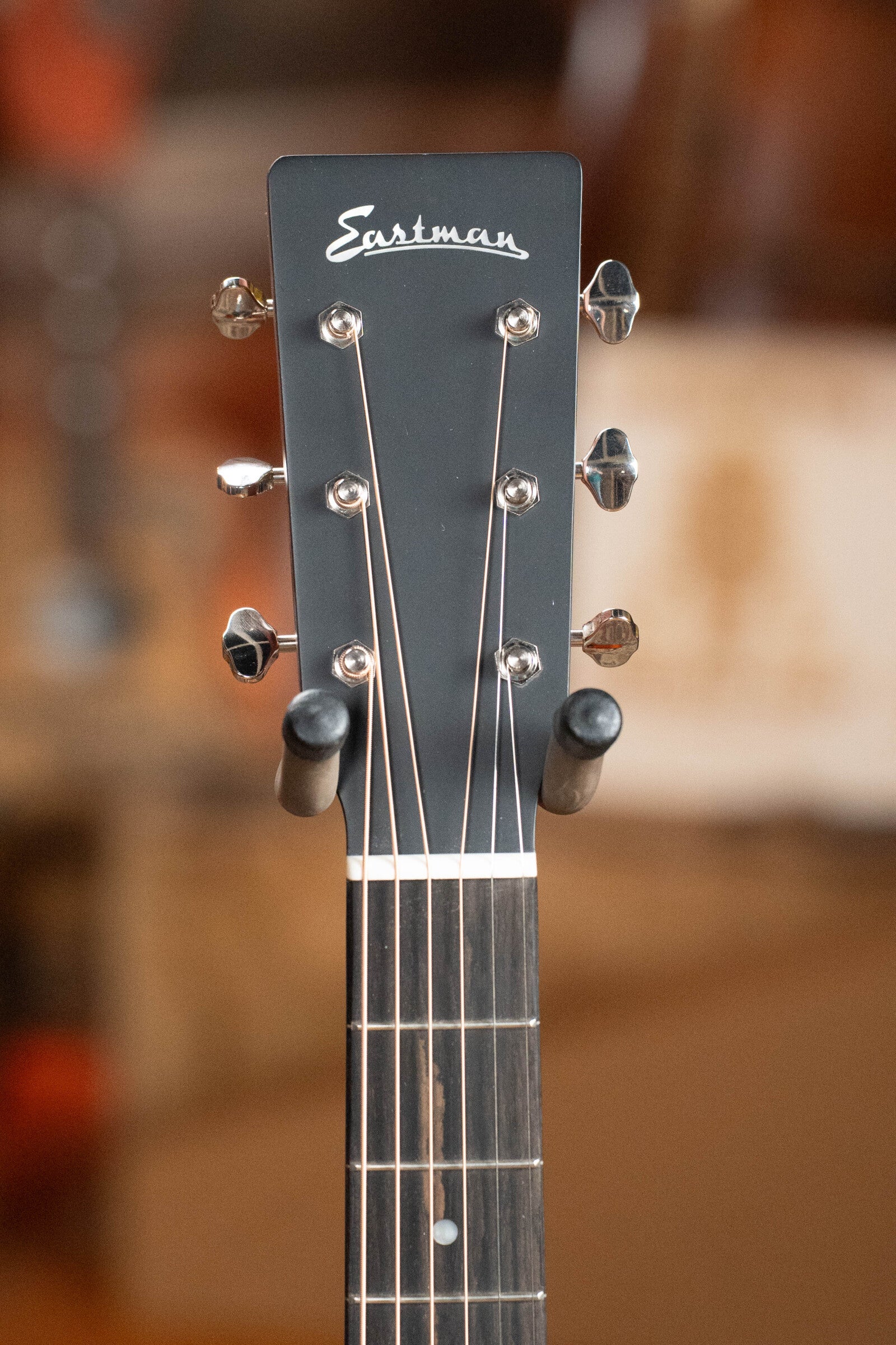 Eastman E2OM-DLX-SB Cedar/Sapele Sunburst Guitar w/Fishman Pickup #9681