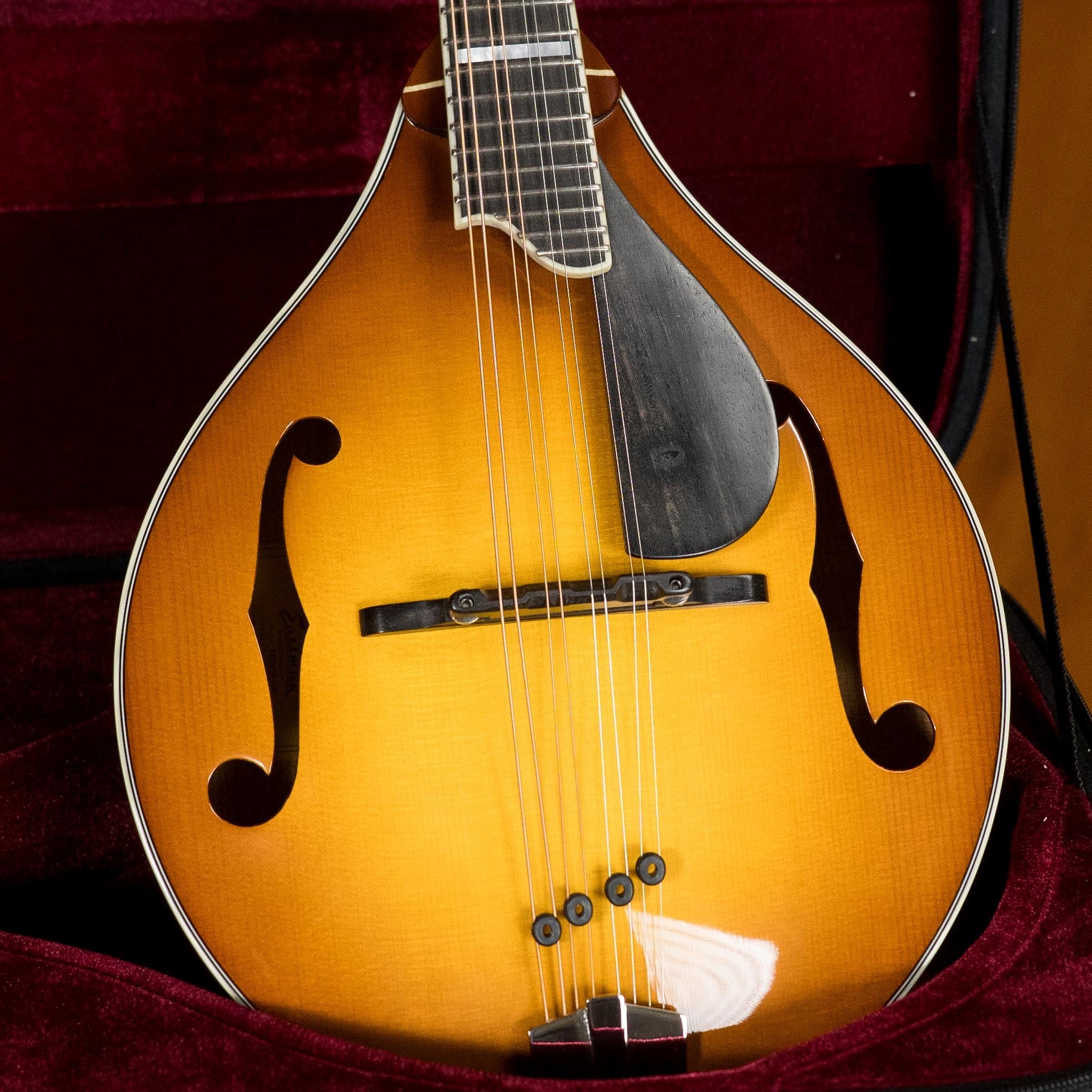 Eastman MD605-GB Hand-Carved A-Style Goldburst Mandolin w/K&K Pickup #2790