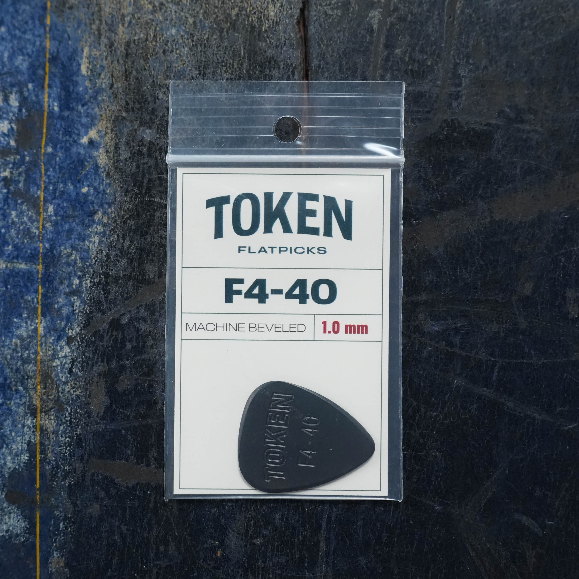 Token F4-40 BLACK AMBER Flatpick - Teardrop 1.0mm