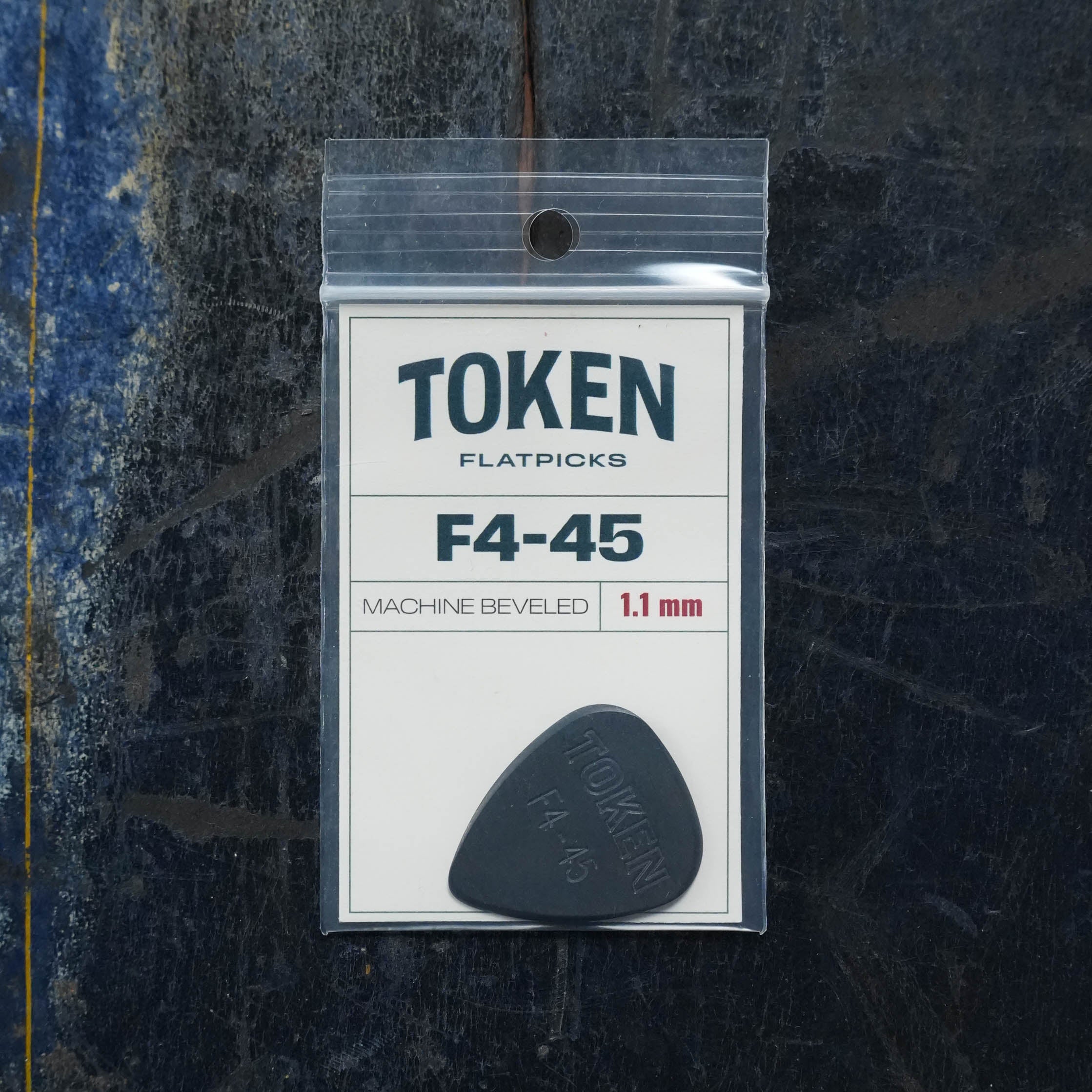 Token F4-45 BLACK AMBER Flatpick - Teardrop 1.1mm