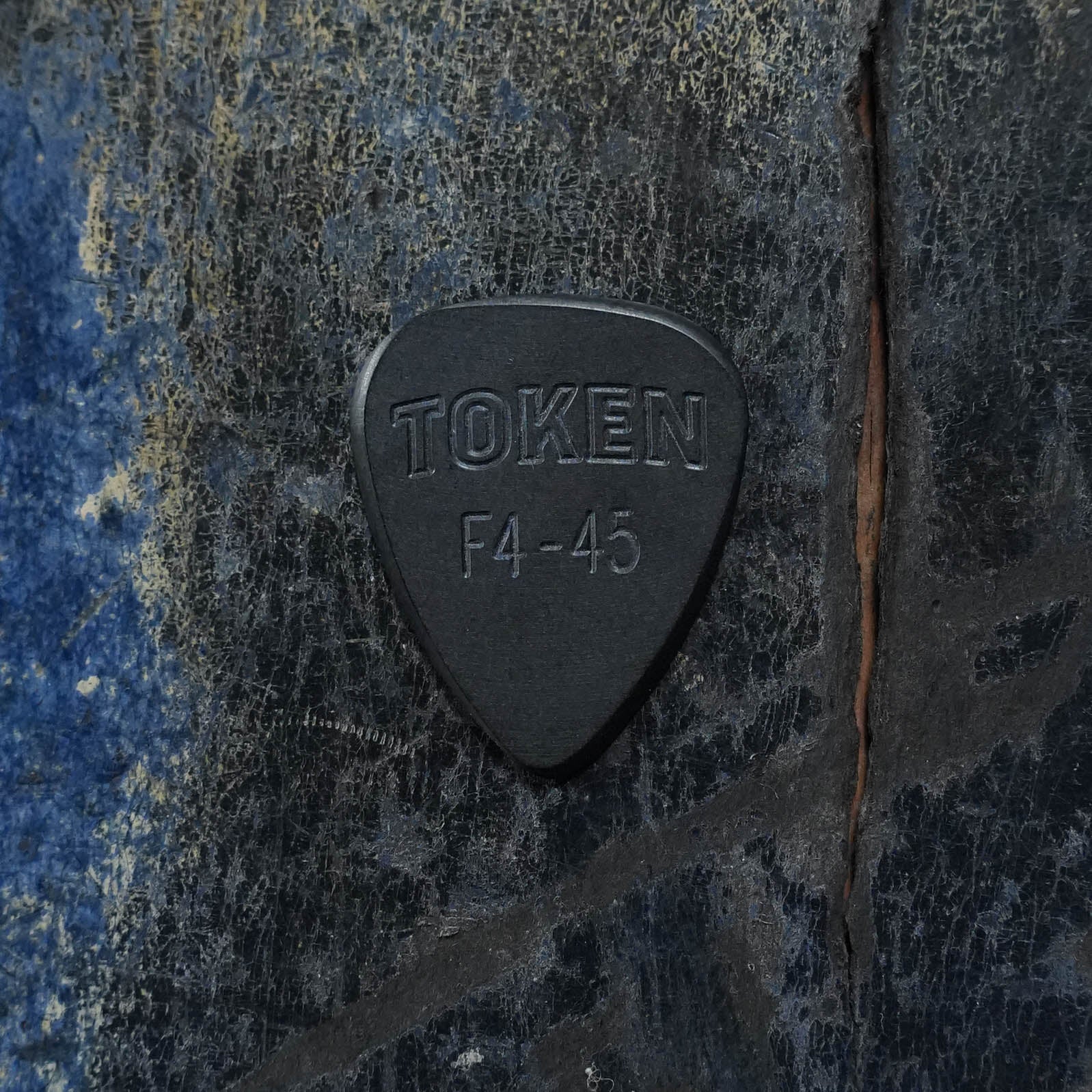 Token F4-45 BLACK AMBER Flatpick - Teardrop 1.1mm