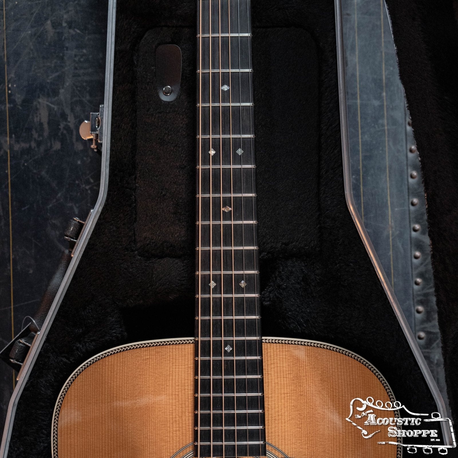 Gator Classic Deluxe Molded Case for Dreadnought Guitars (GC-DREAD)