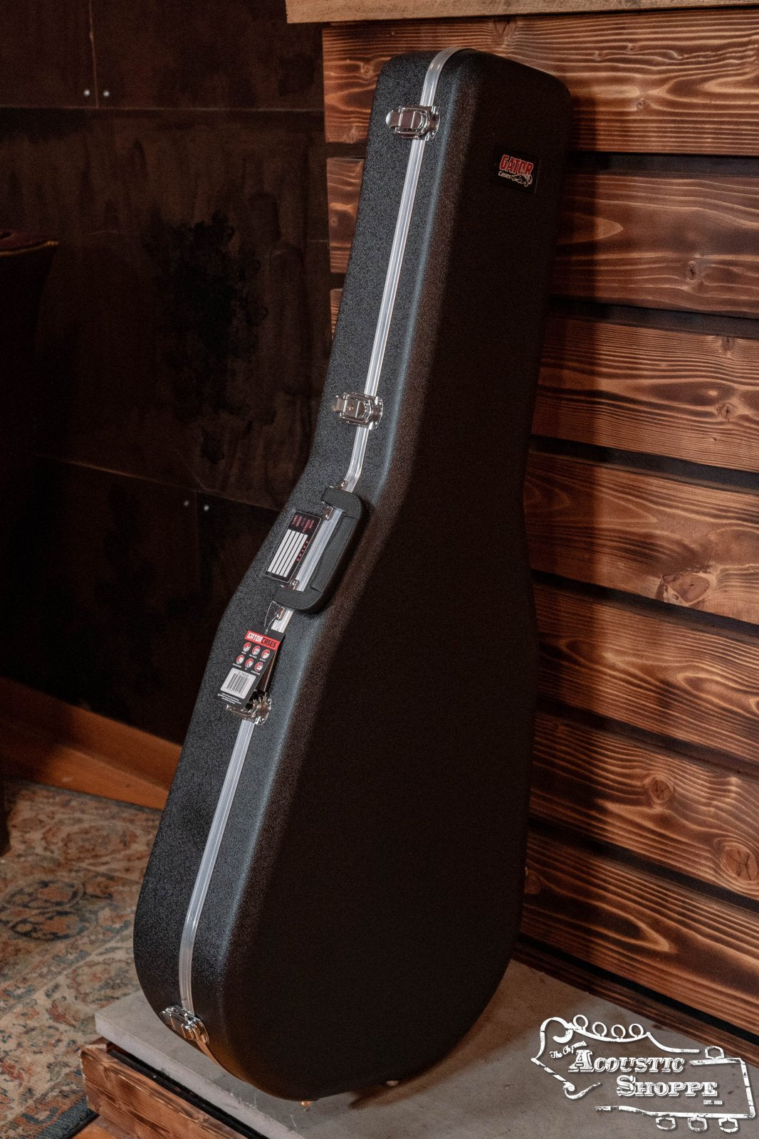 Gator Classic Deluxe Molded Case for Dreadnought Guitars (GC-DREAD)
