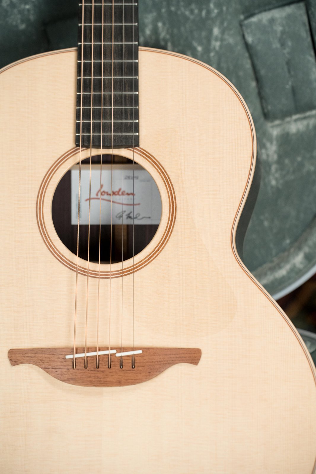 Lowden F-32 Sitka/Rosewood Slope Shoulder Medium Sized Acoustic Guitar #8398