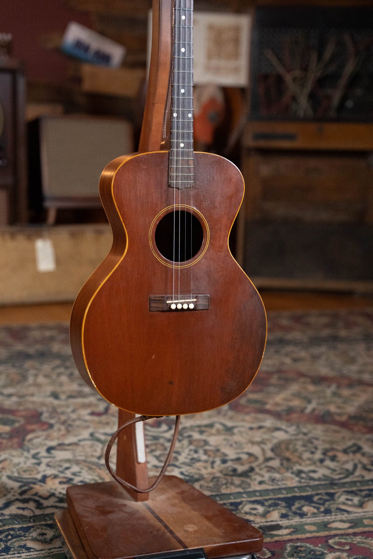(Pre-Owned) 1930s Gibson Tenor Guitar