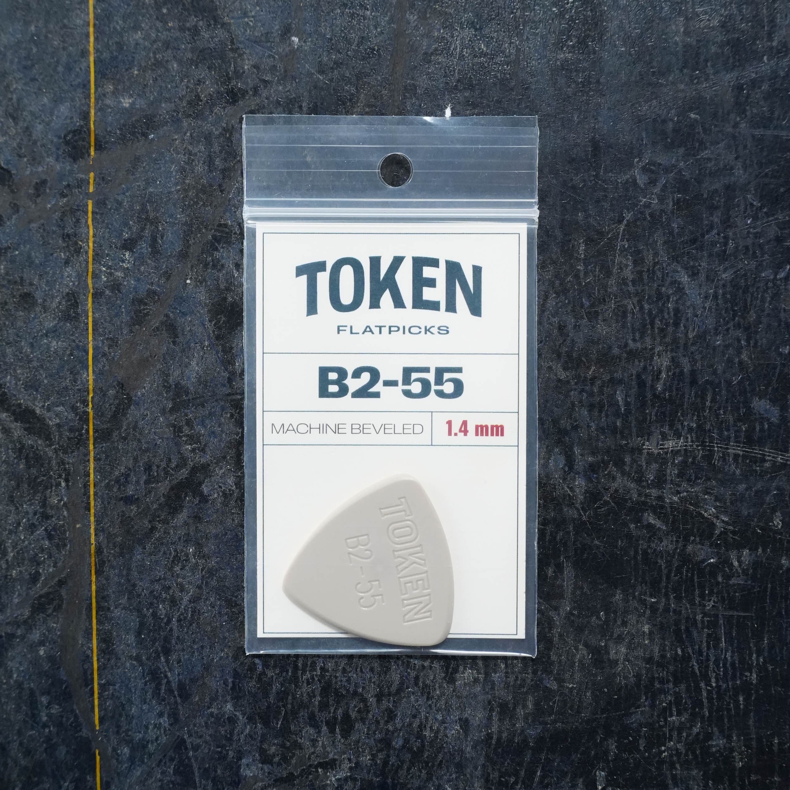 Token B2-55 TAN Flatpick - Small Triangle 1.40mm