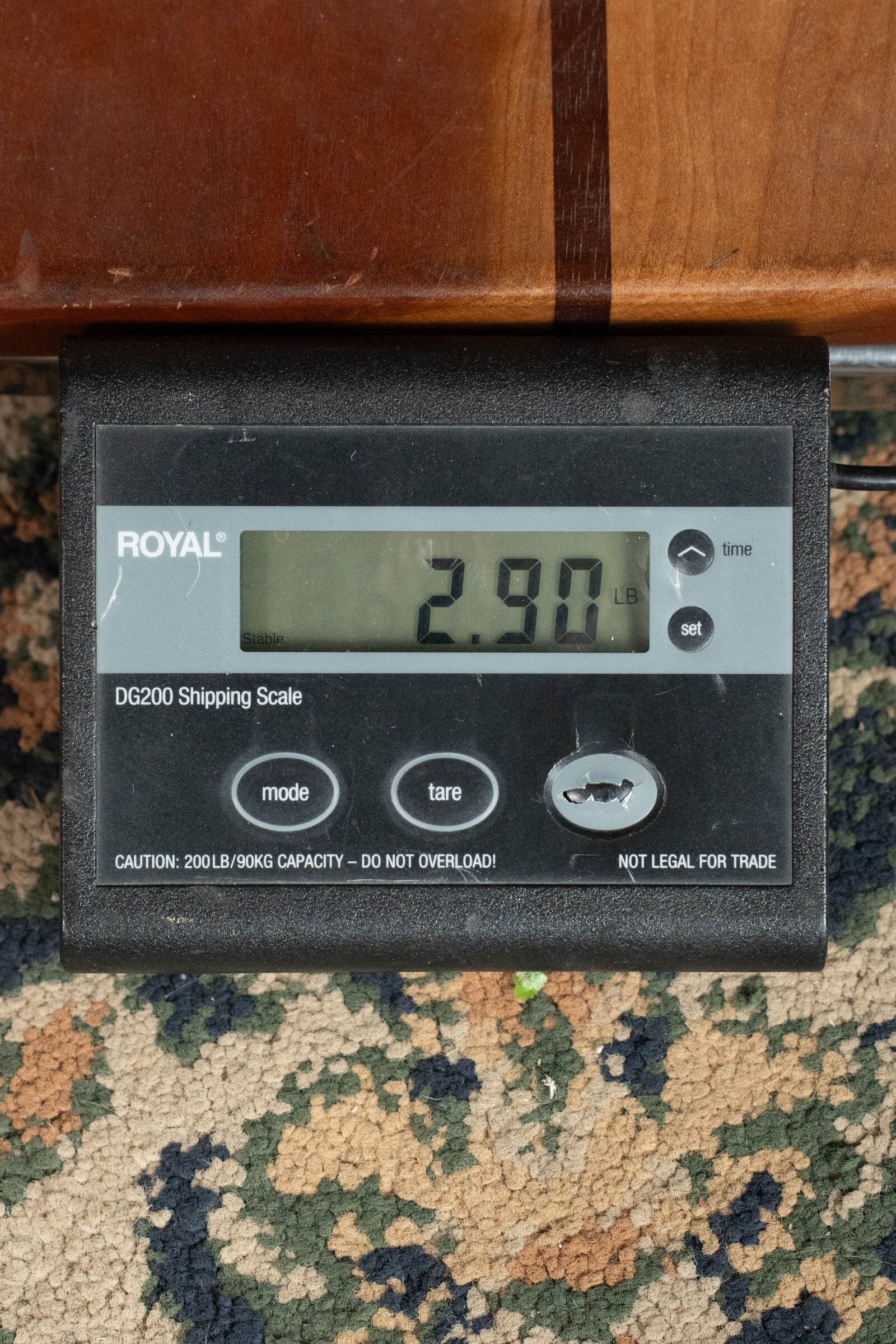 A digital shipping scale shows 2.90 pounds atop a patterned carpet, with part of a Gibson 1933 LOO Adirondack/Mahogany OO Tobacco Sunburst Acoustic Guitar (#550) visible at the top.