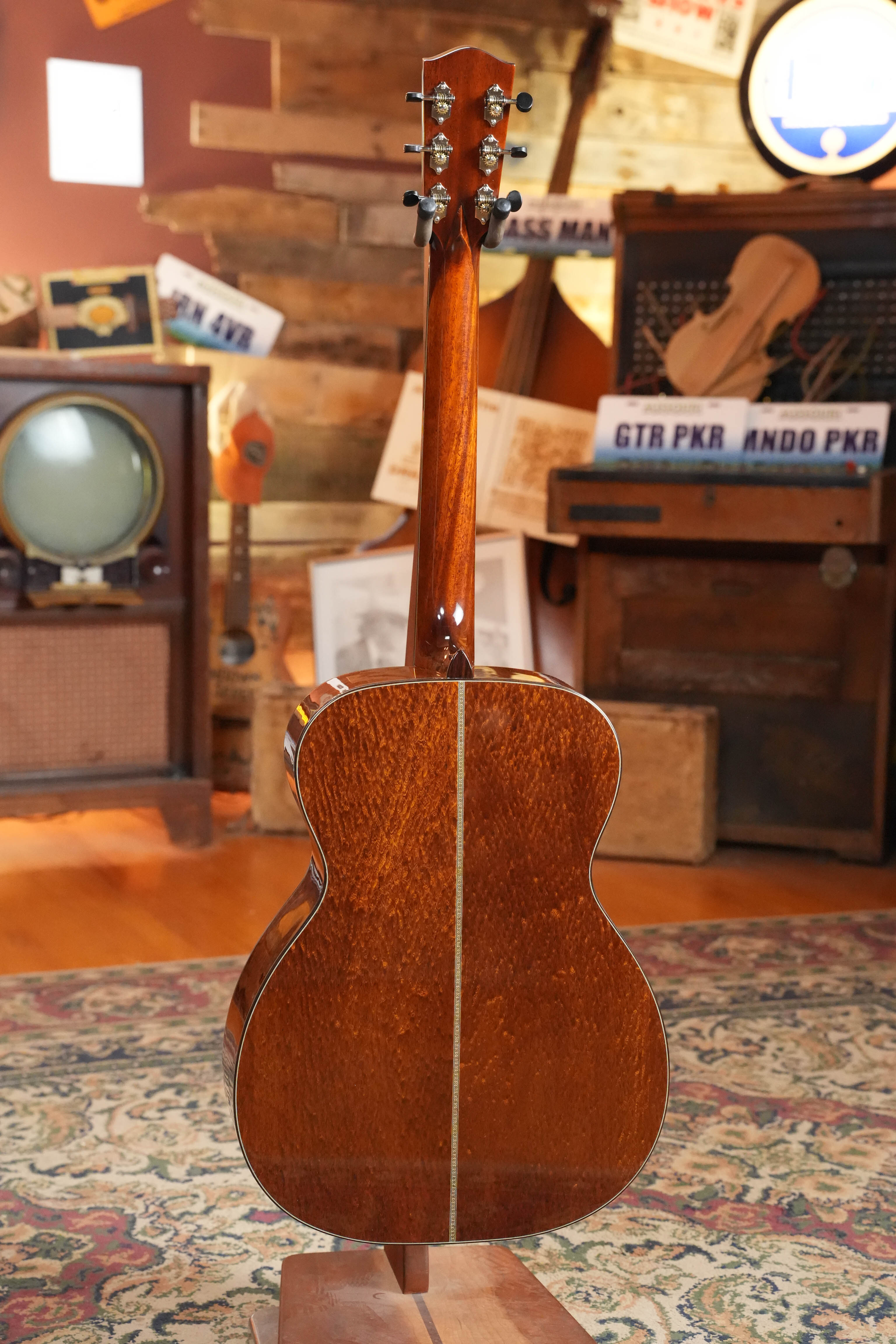 (Used) Eastman L-OM-QS Luthier Series Cutaway European Spruce/Quilted Sapele Orchestra Model Acoustic Guitar #4020