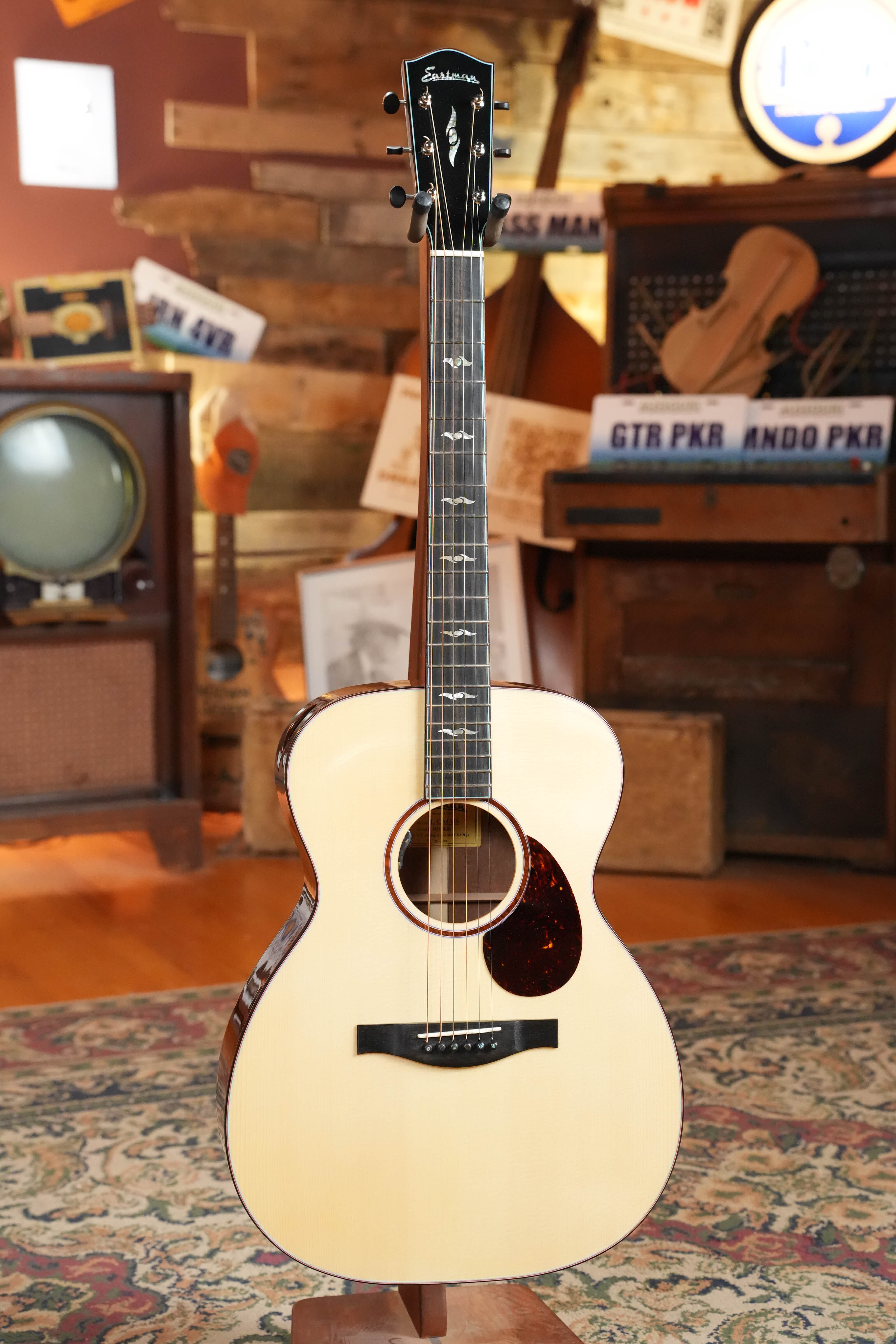 (Used) Eastman L-OM-QS Luthier Series Cutaway European Spruce/Quilted Sapele Orchestra Model Acoustic Guitar #4020