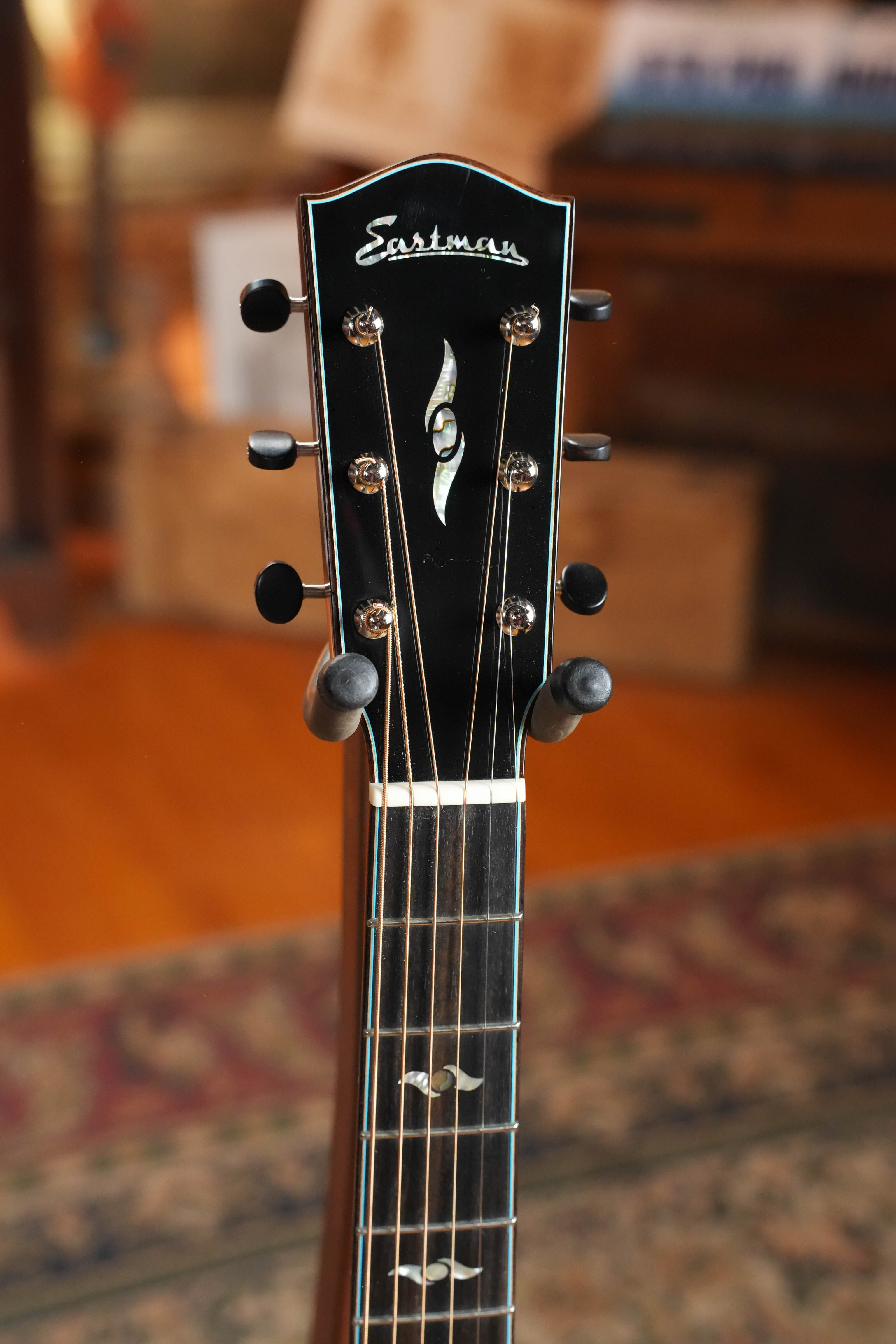 (Used) Eastman L-OM-QS Luthier Series Cutaway European Spruce/Quilted Sapele Orchestra Model Acoustic Guitar #4020