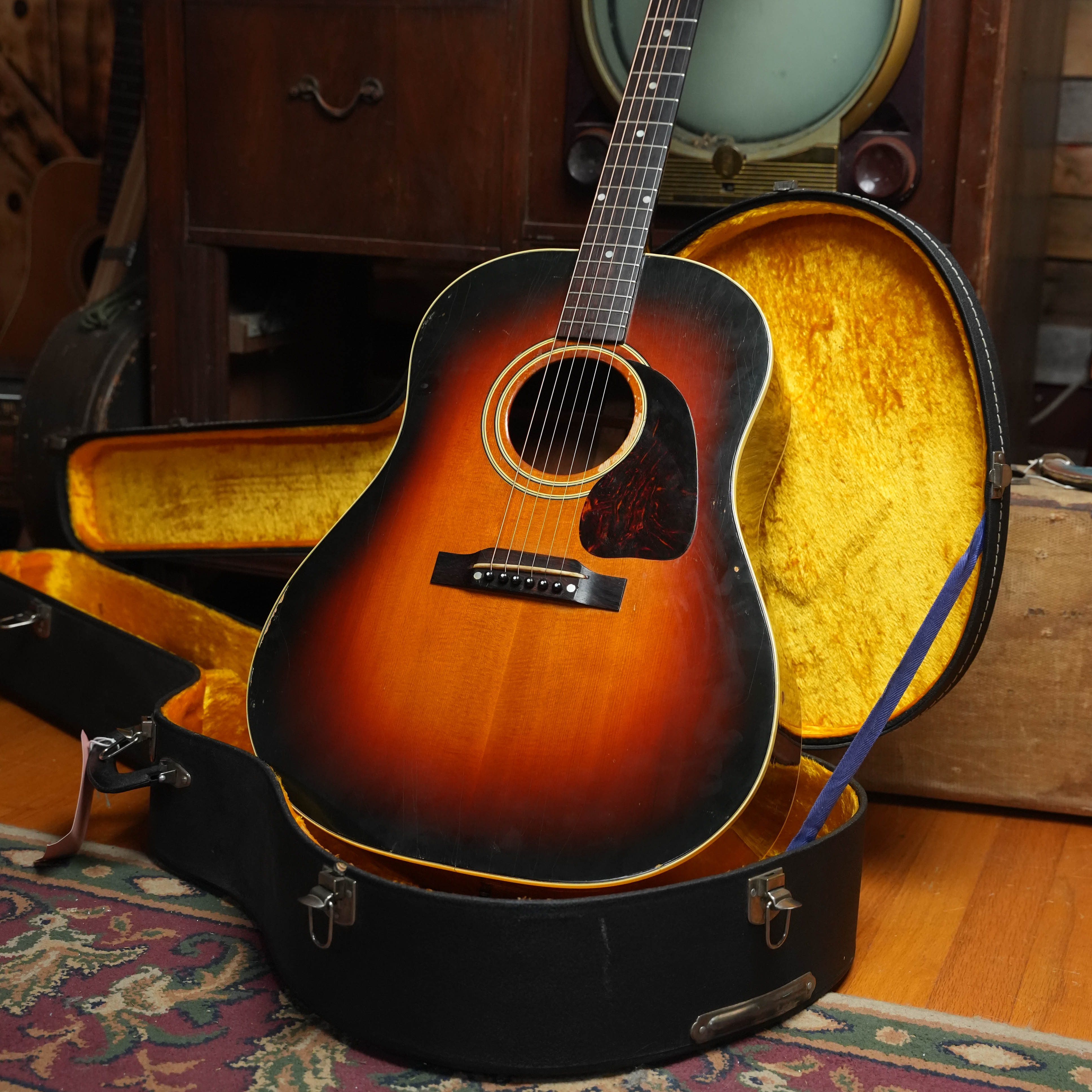 (Used) Vintage 1951 Gibson J-45 Round-Shouldered Dreadnought Guitar #1110